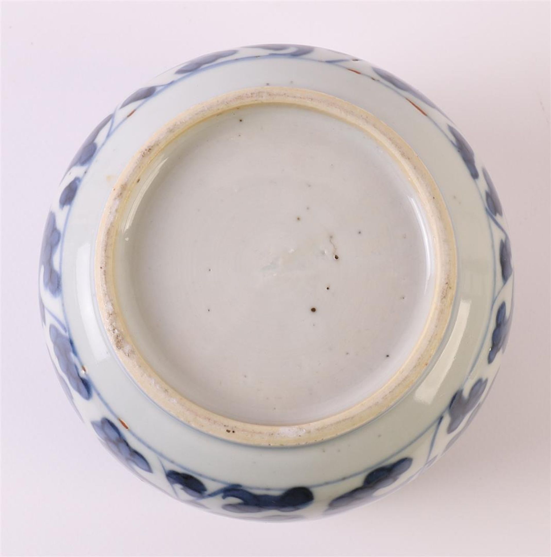 A blue/white porcelain lidded jar, China, Kangxi, around 1700. Blue underglaze floral decor, h 14. - Bild 7 aus 7