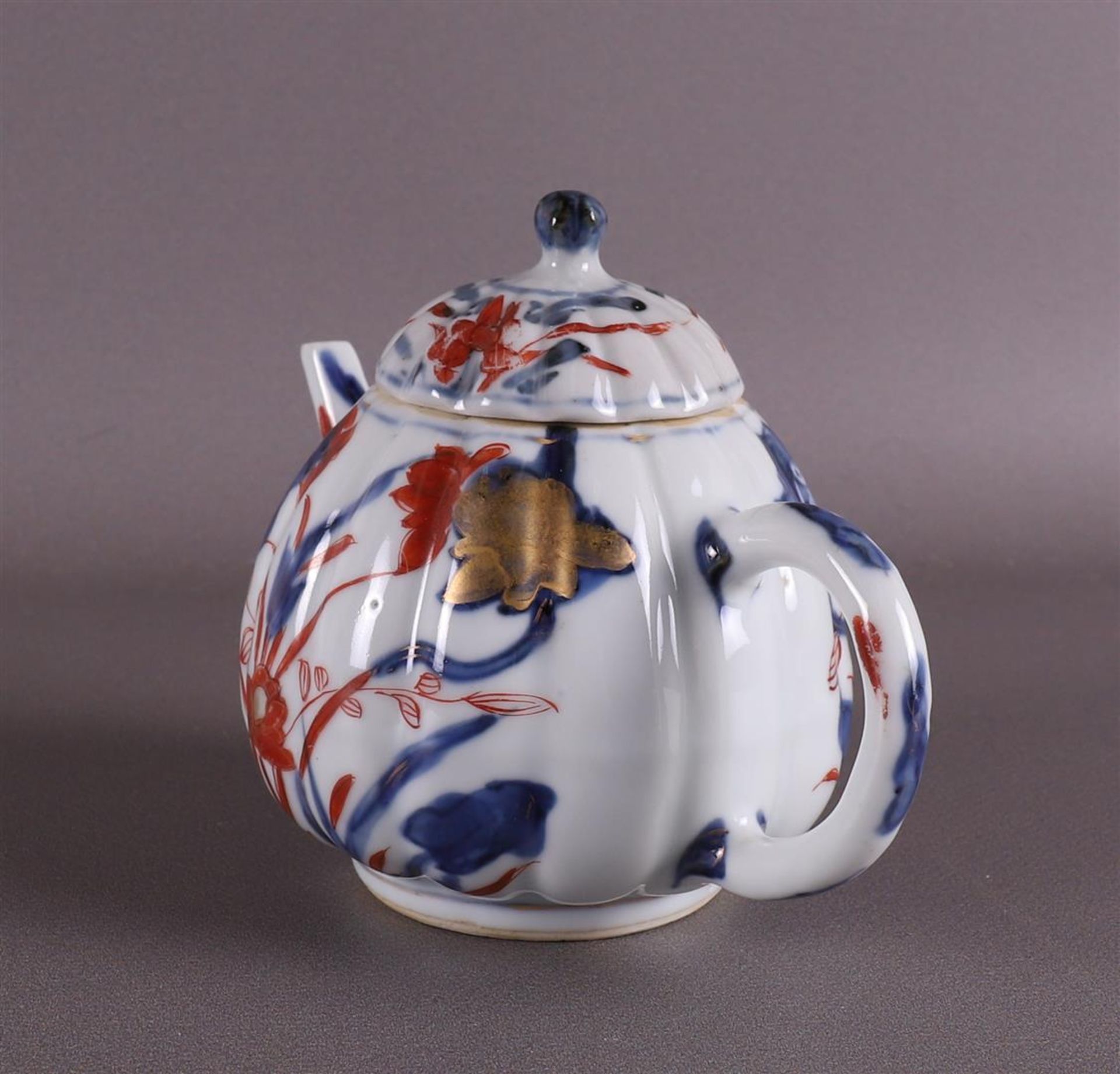 A pumpkin-shaped convex porcelain teapot, China, Qianlong, 18th century. Polychrome floral decor, - Bild 7 aus 12