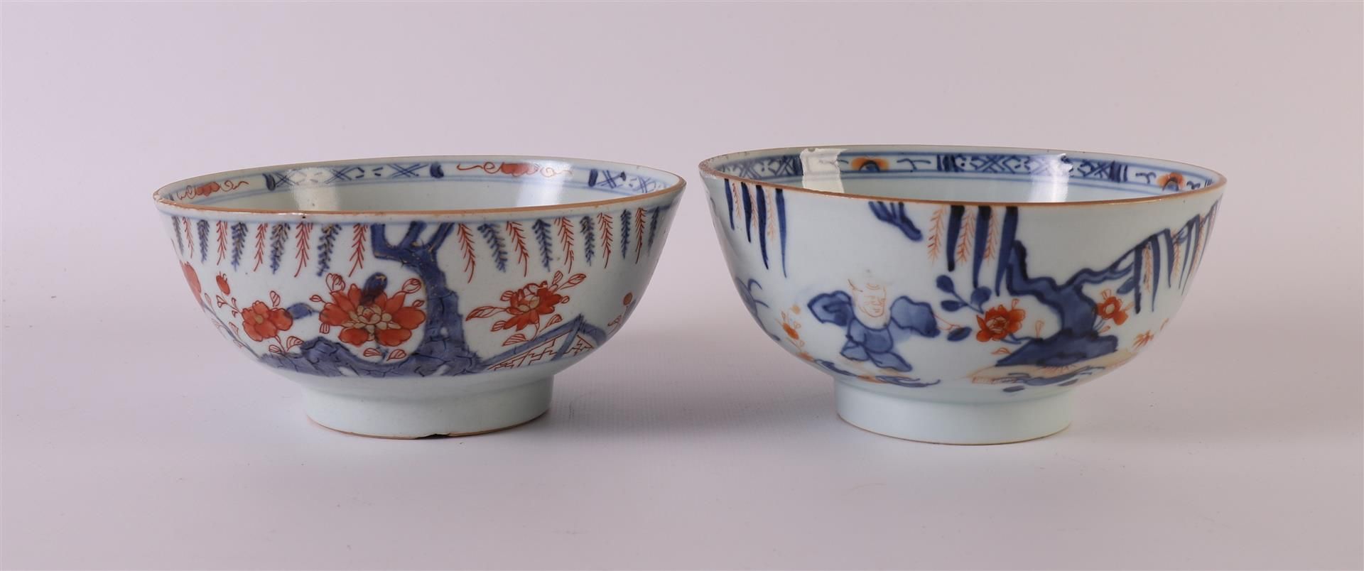 A set of porcelain Chinese Imari bowls on a stand, China, Qianlong, 18th century. Blue/red, partly