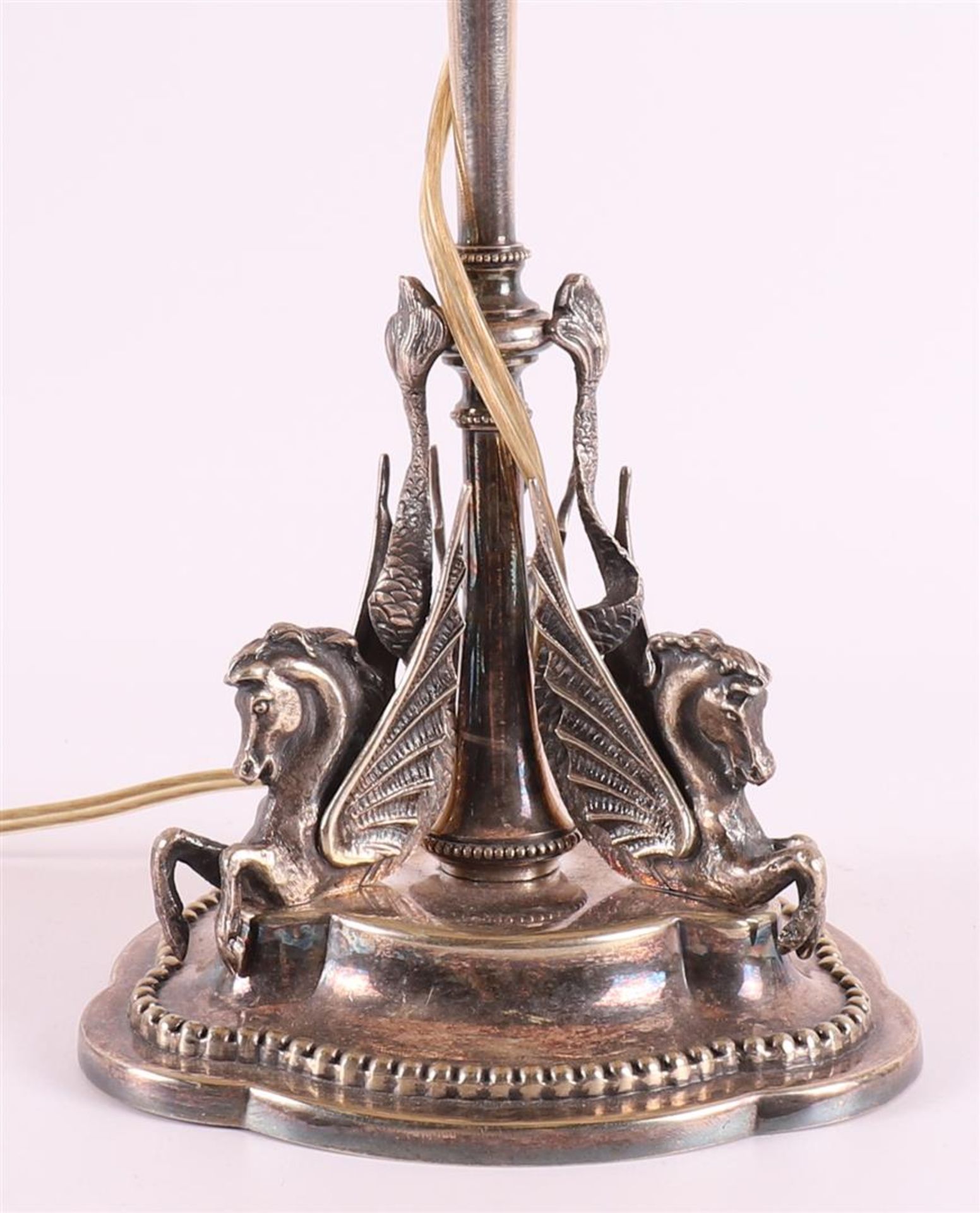 A silver plated brass table lamp with conical fabric shade, 20th century. Applications of winged sea - Bild 2 aus 2