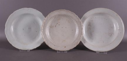 Three various white glazed contoured dishes, China, Song/Ming, Ø 18-19 cm, tot. 3x.