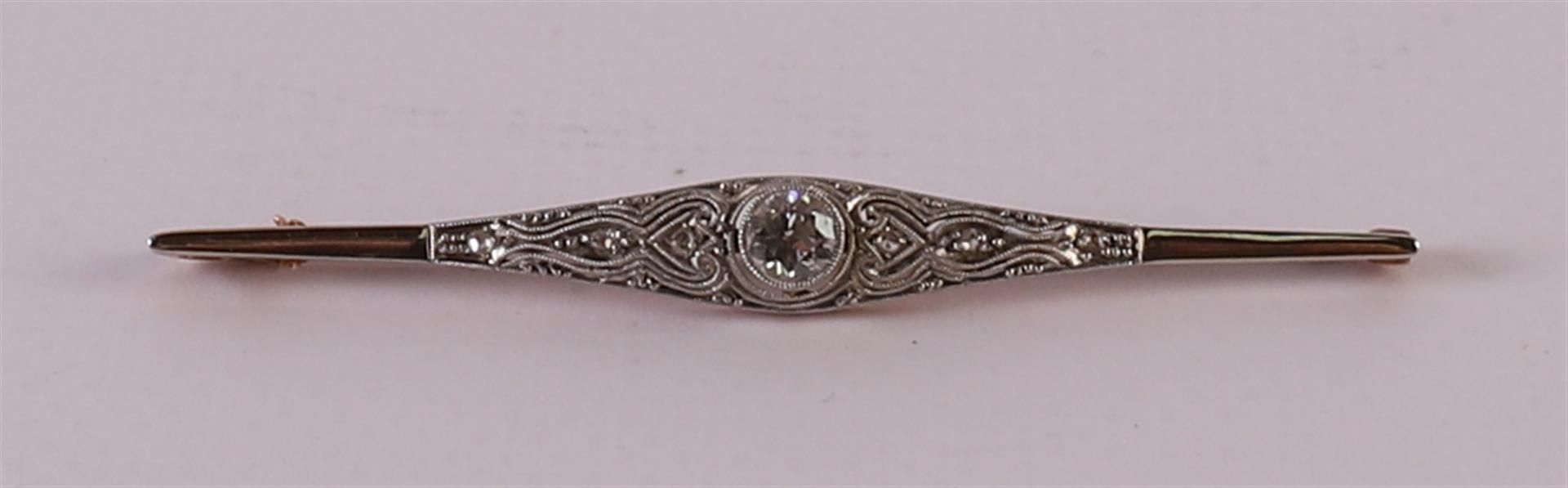 A 14 kt 585/1000 yellow and white gold Art Deco brooch with a brilliant cut diamond in the center of - Image 2 of 3