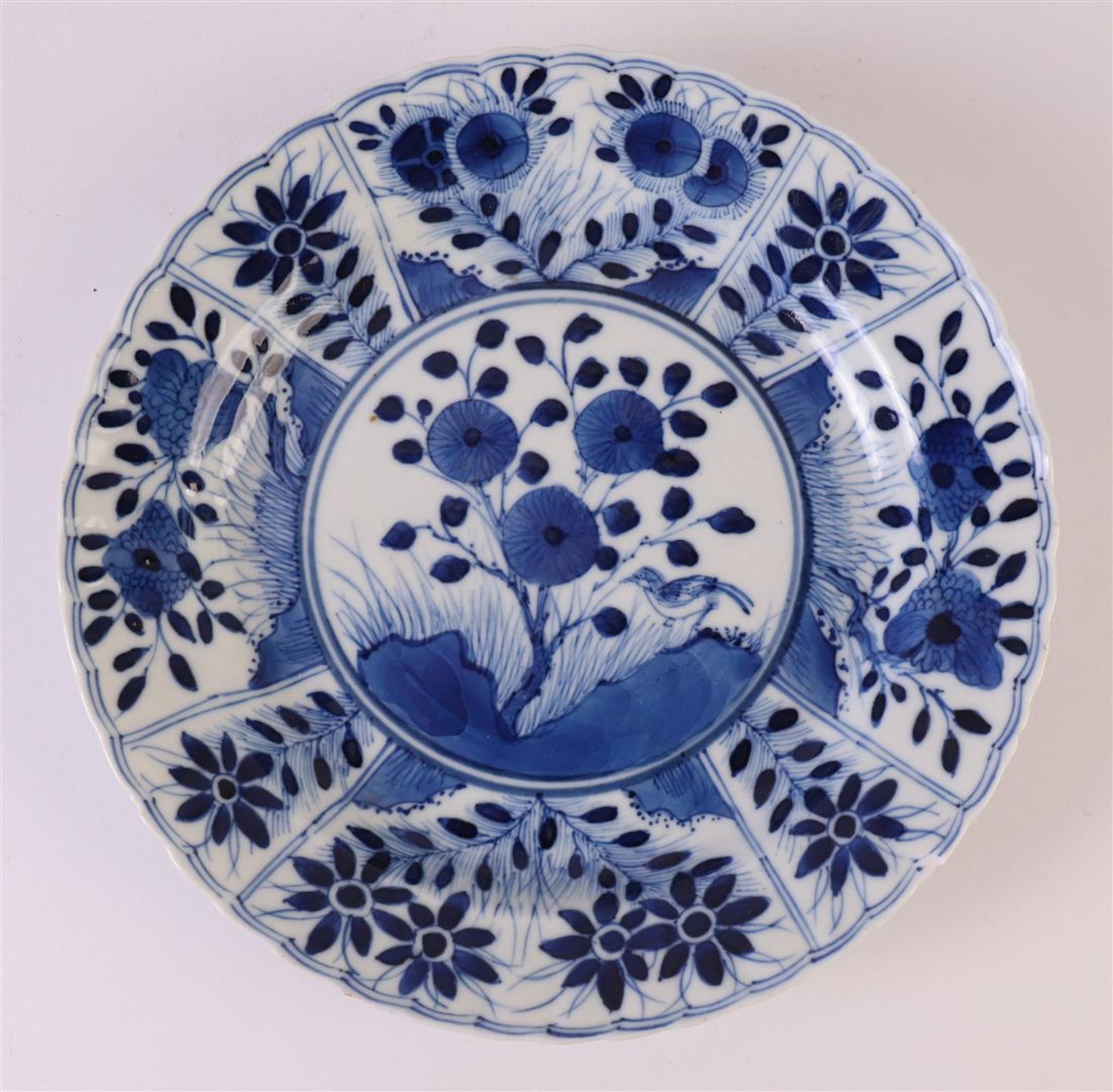 A contoured blue/white porcelain plate, China, 19th century. Blue underglaze decor, marked with - Bild 2 aus 11