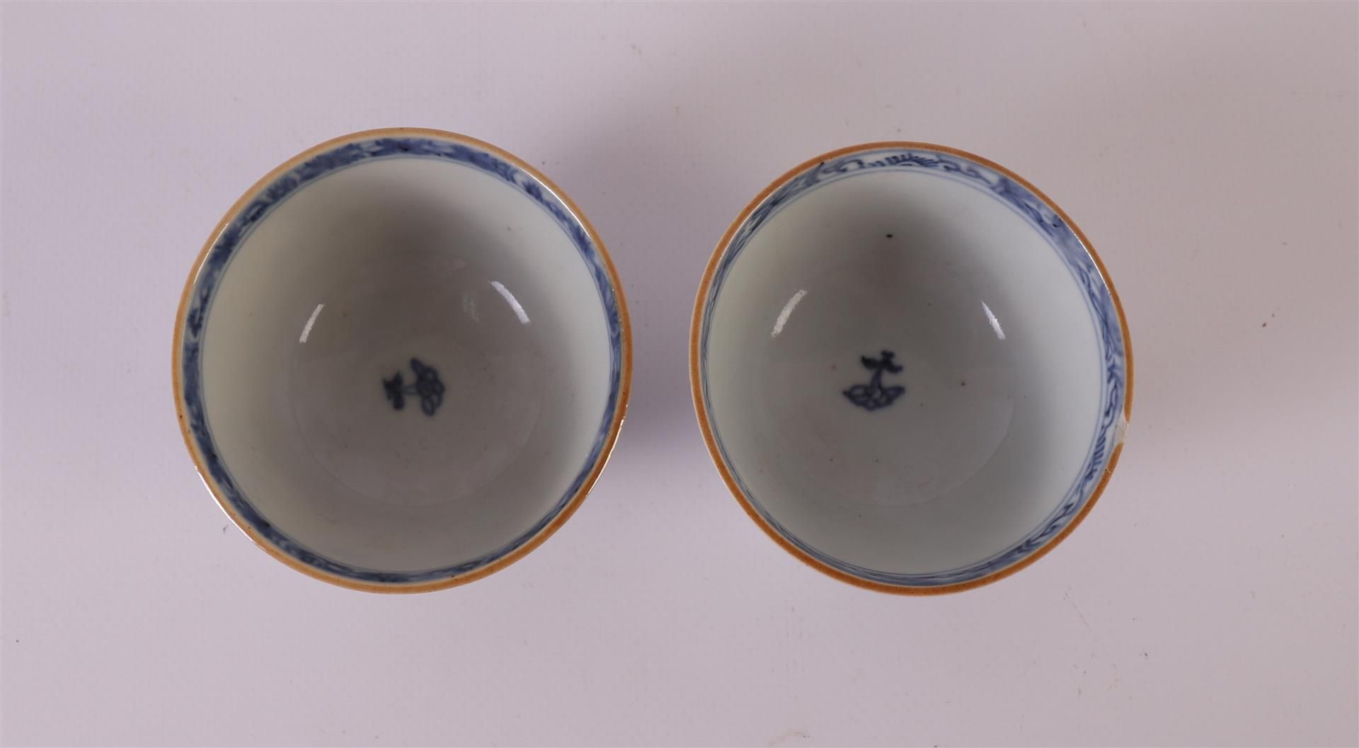 Four blue/white porcelain bowls, China, Kangxi, around 1700. Blue underglaze floral decor, marked - Bild 13 aus 14