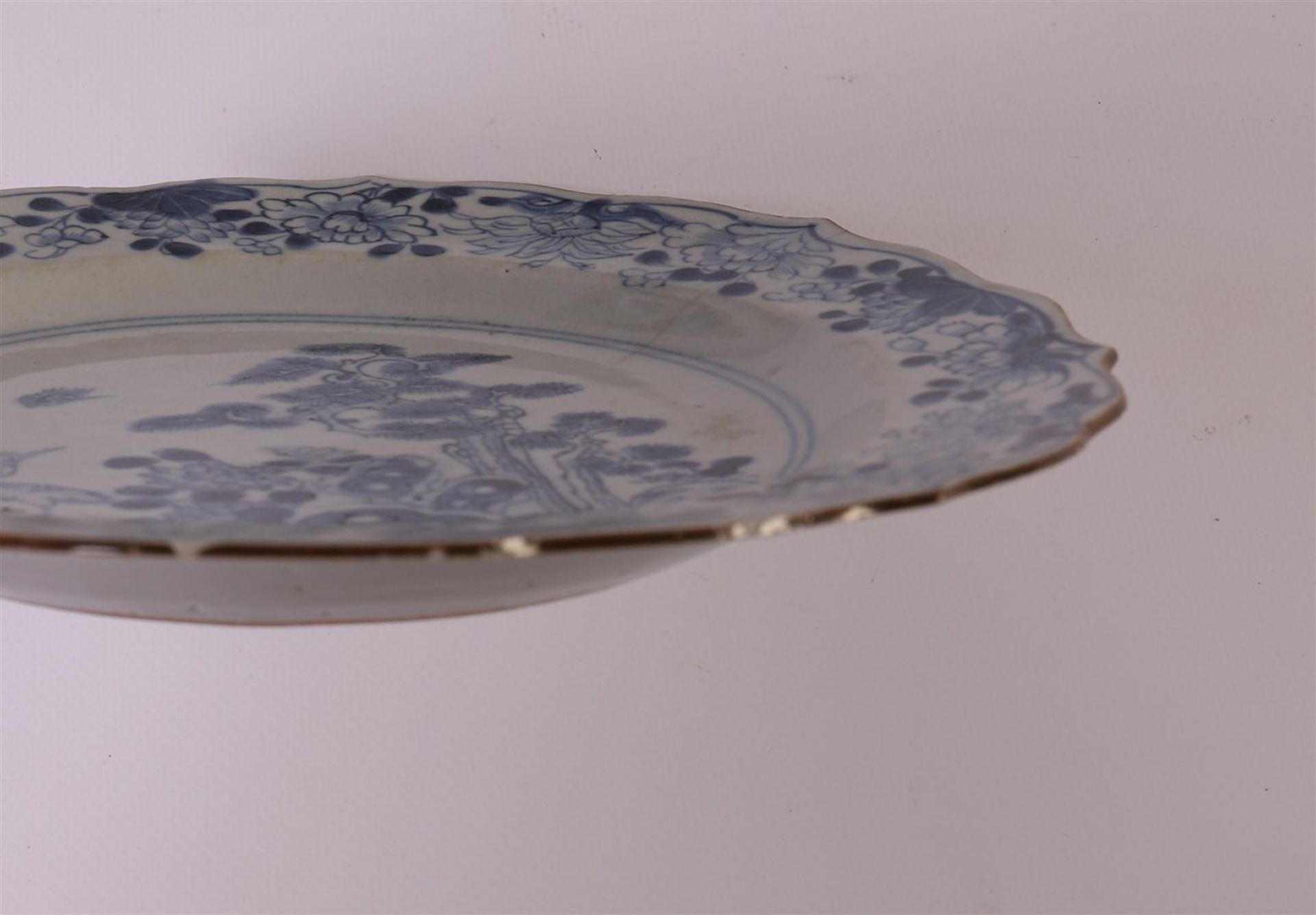 A pair of contoured blue/white porcelain plates, China, Qianlong, 2nd half 18th century. Blue - Bild 6 aus 12