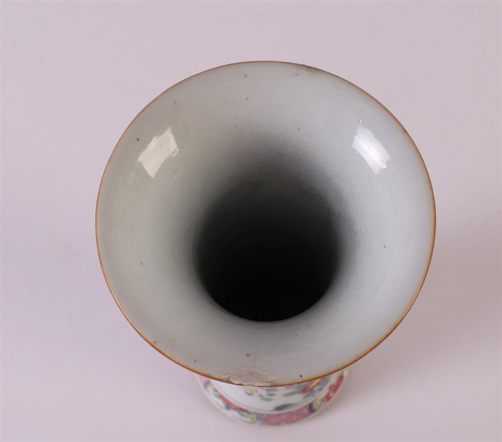 A trumpet-shaped porcelain famille rose vase, China, 18th century. Polychrome decor of birds and - Bild 5 aus 8