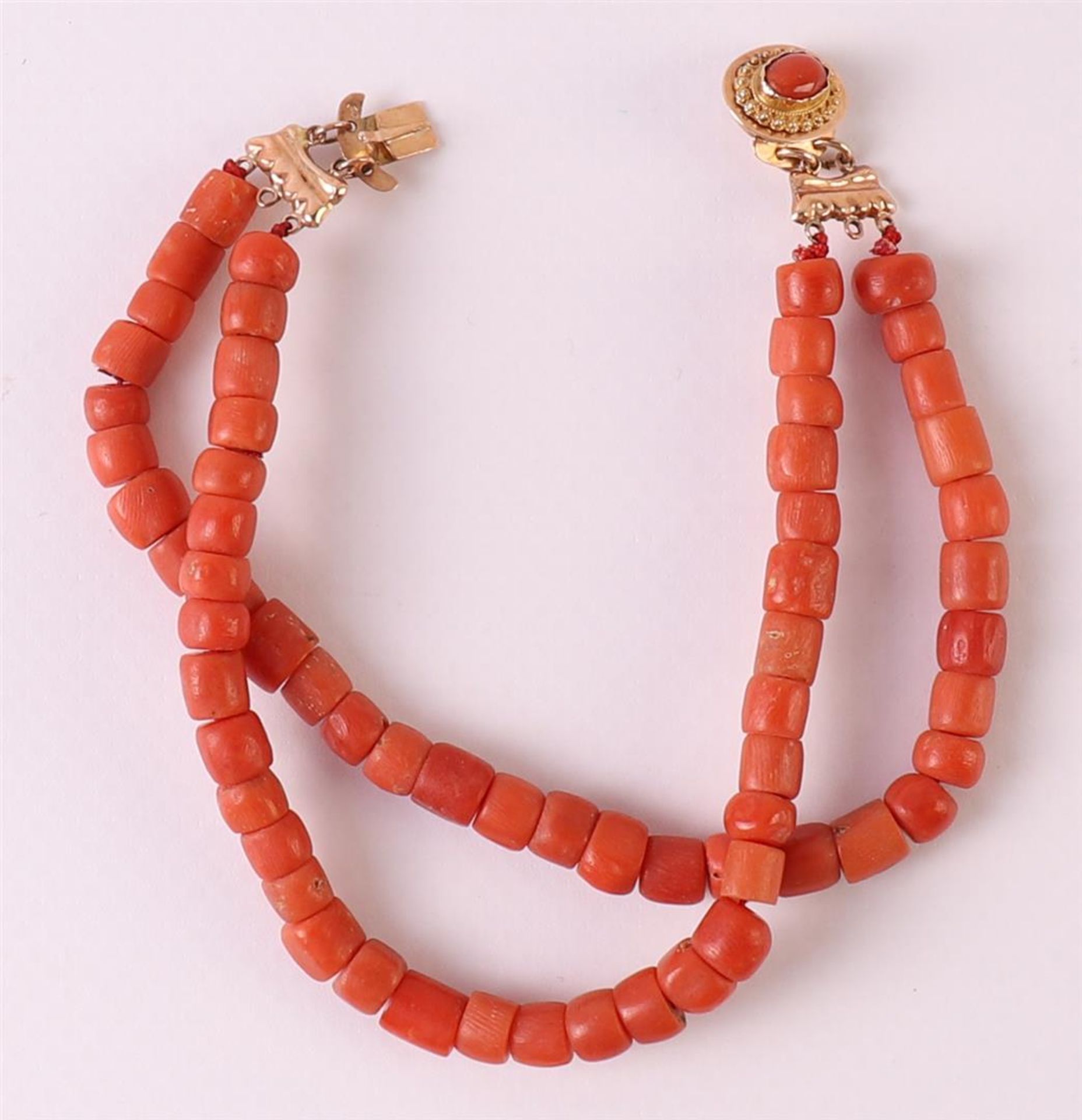 A 2-row bracelet of red coral with a 14 kt 585/1000 gold clasp on which a cabochon cut red coral, - Image 2 of 3