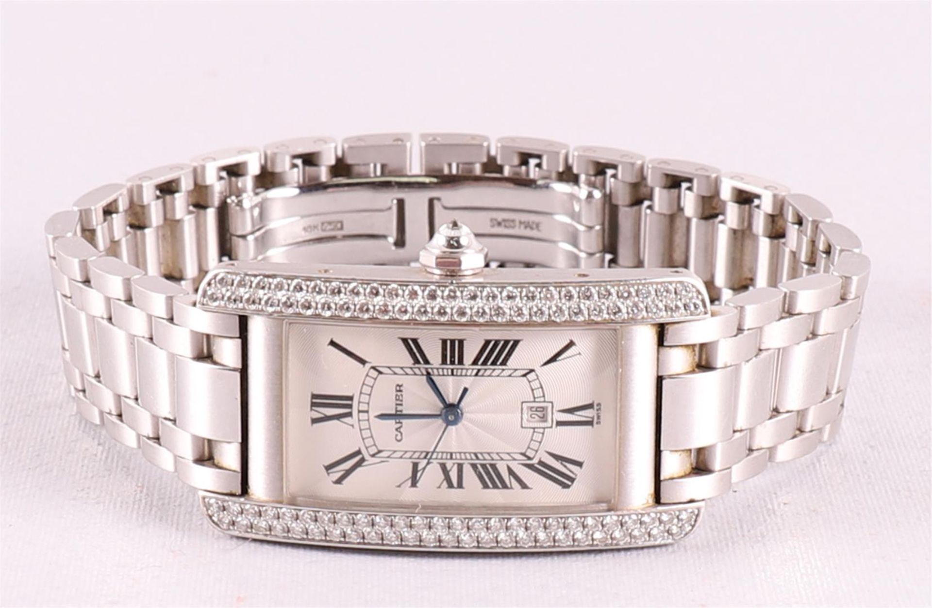 An 18 kt 750/1000 white gold Cartier Tank Américaine wristwatch, model number 1726, numbered - Bild 4 aus 6