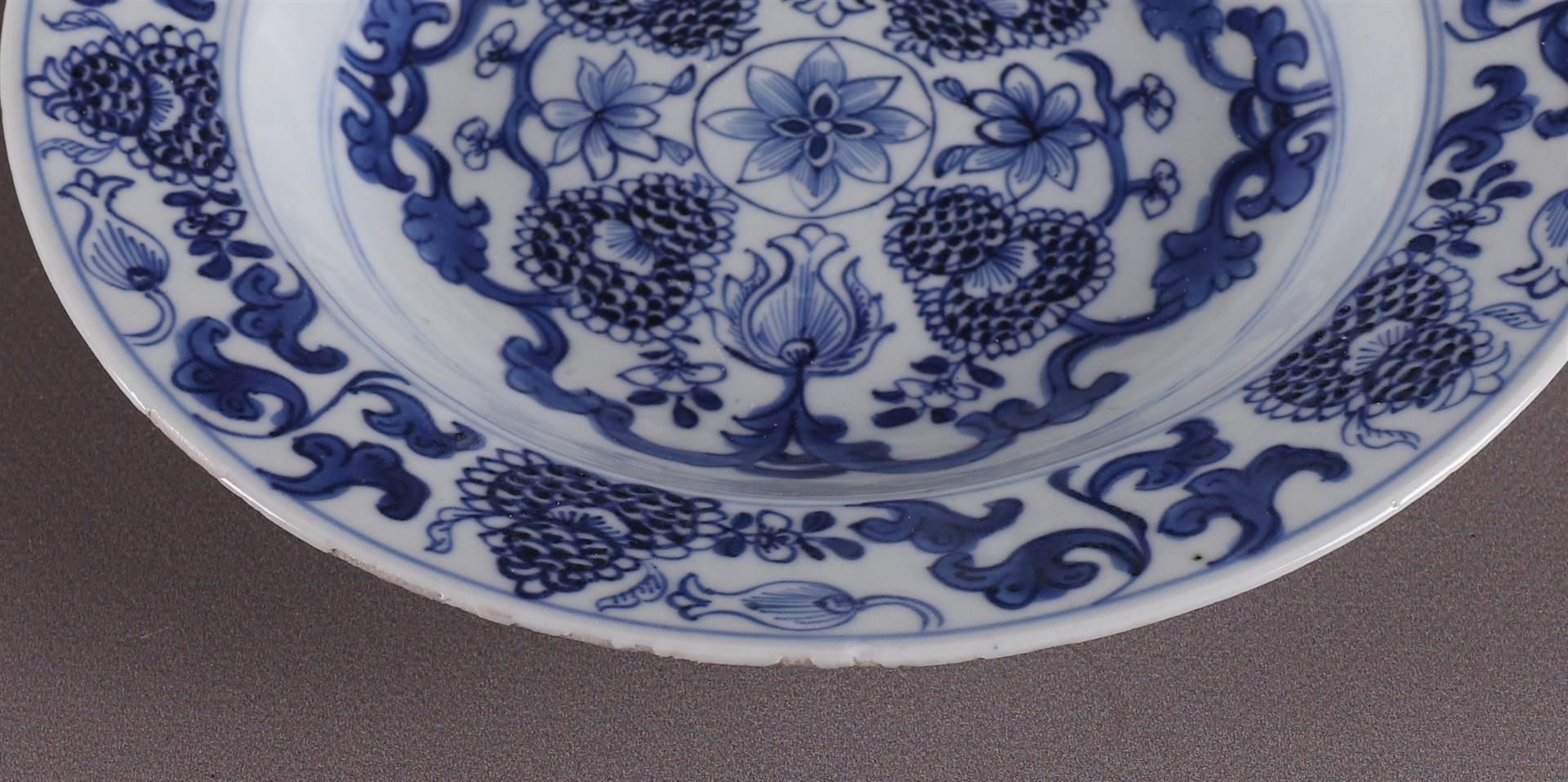 Two various blue/white porcelain plates, China, 18th century. Blue underglaze floral decoration on - Bild 3 aus 11