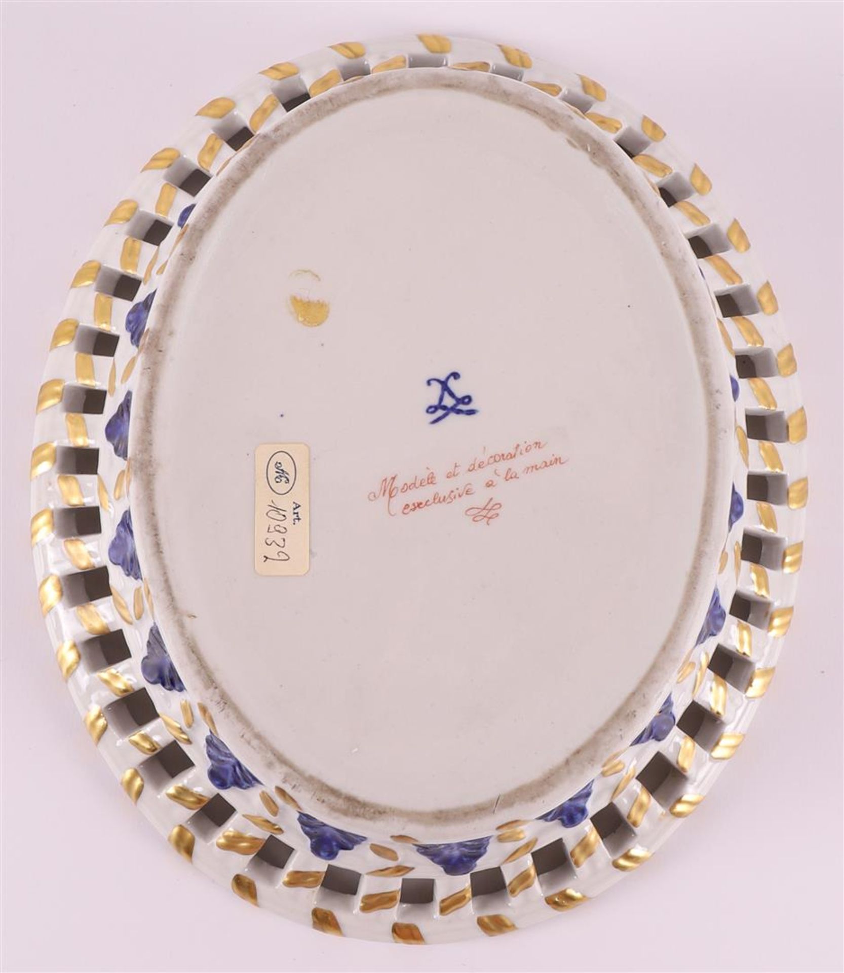 An oval porcelain lidded basket with openwork edge, France, Sèvres, 20th century. Polychrome - Bild 6 aus 9