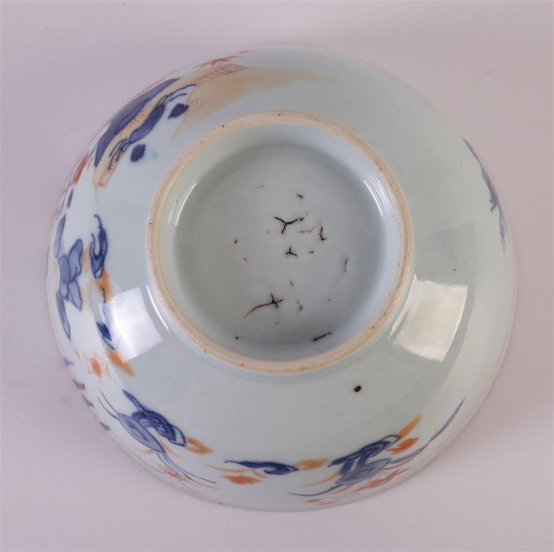 A set of porcelain Chinese Imari bowls on a stand, China, Qianlong, 18th century. Blue/red, partly - Image 7 of 10