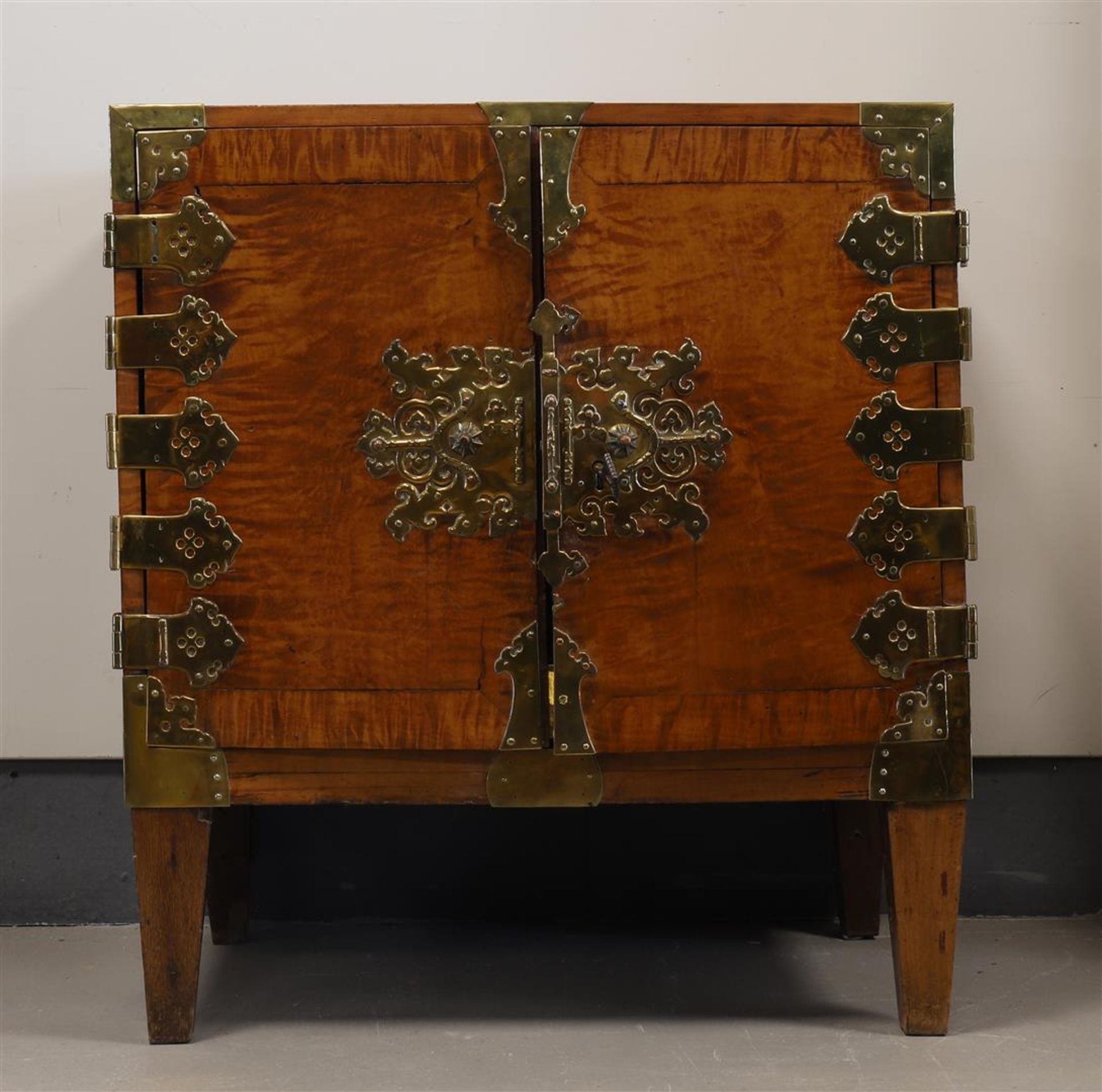 A two-door art cabinet, colonial 17th century. Walnut, two doors with brass fittings, behind them