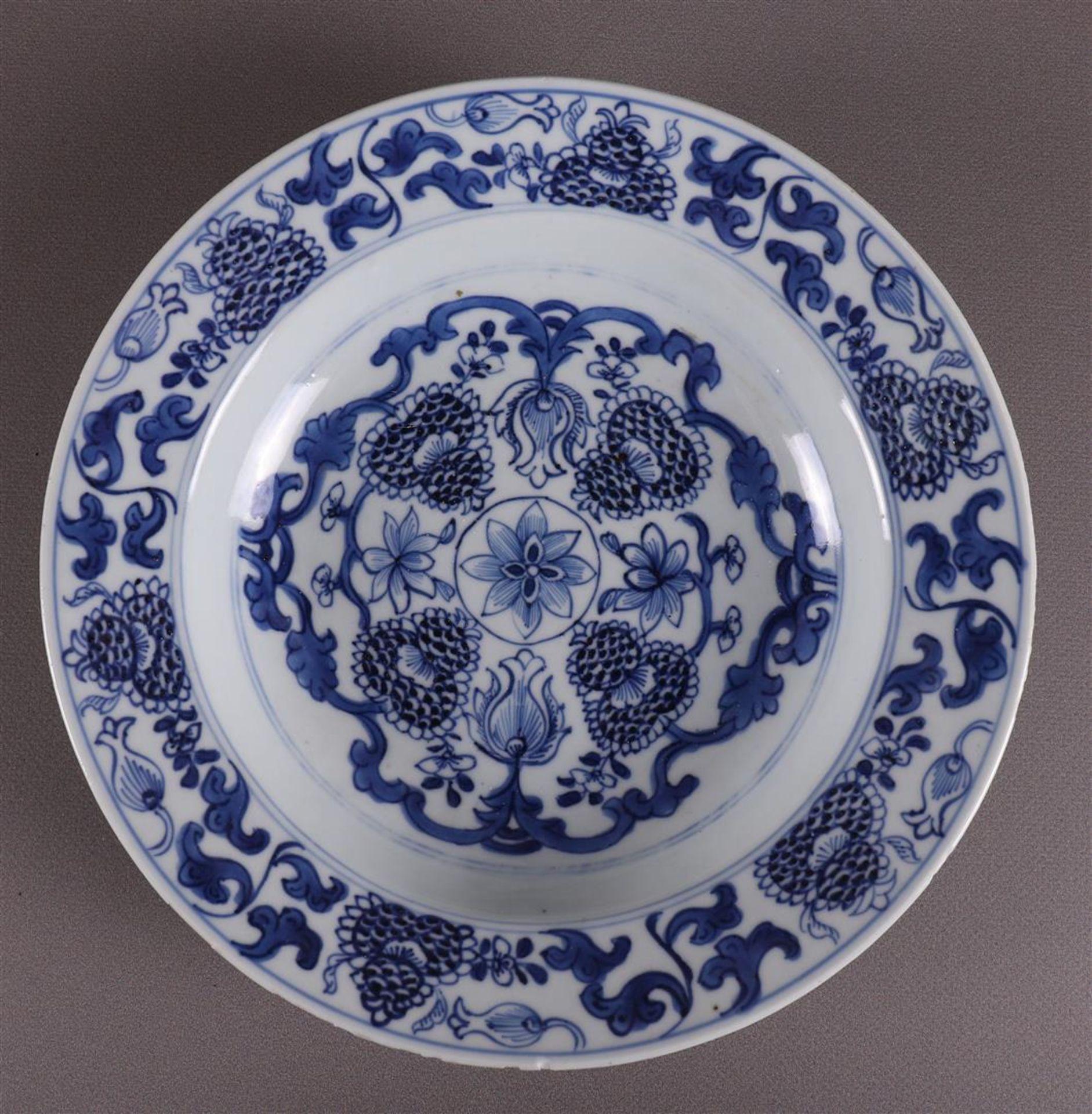 Two various blue/white porcelain plates, China, 18th century. Blue underglaze floral decoration on - Bild 2 aus 11