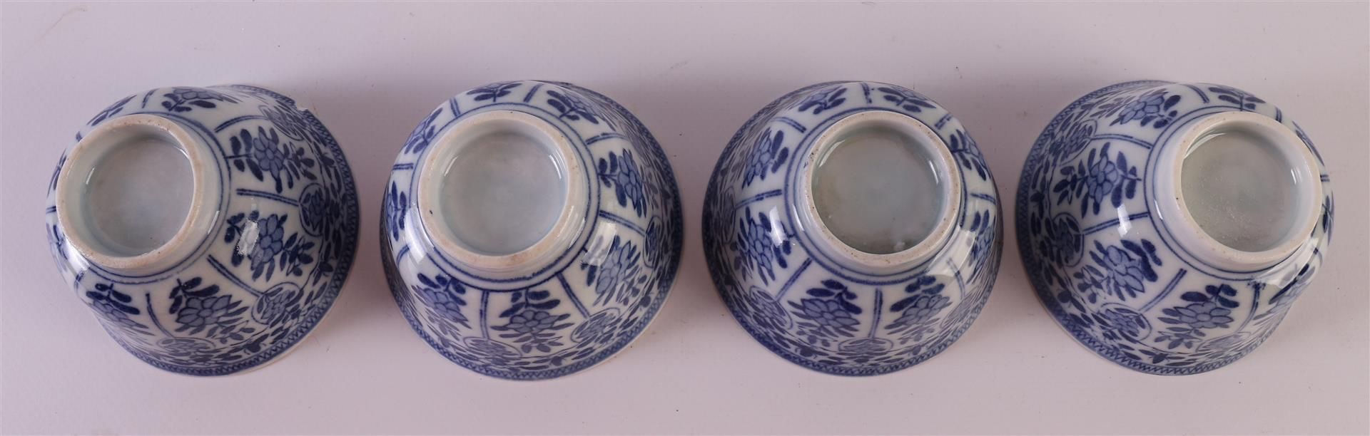 Twelve blue/white porcelain cups and saucers, China, late 19th century. Blue underglaze floral - Bild 19 aus 20