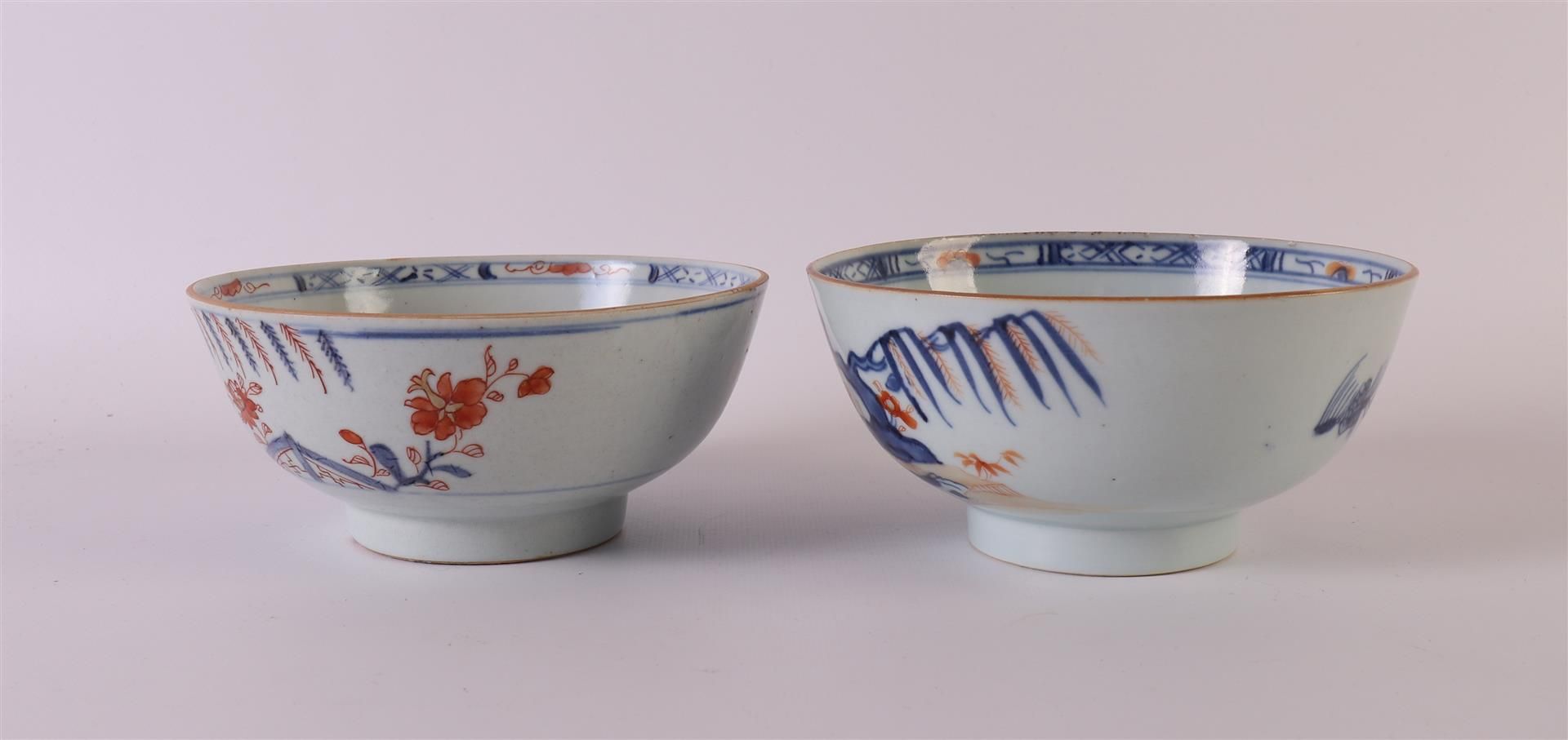 A set of porcelain Chinese Imari bowls on a stand, China, Qianlong, 18th century. Blue/red, partly - Image 2 of 10