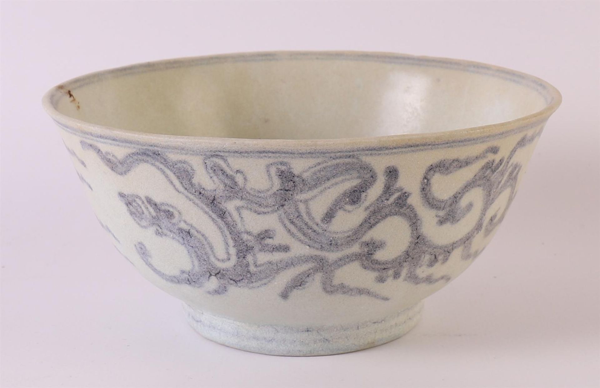 A blue/white porcelain bowl on stand ring, China, Diana Cargo, around 1800. Blue underglaze decor of