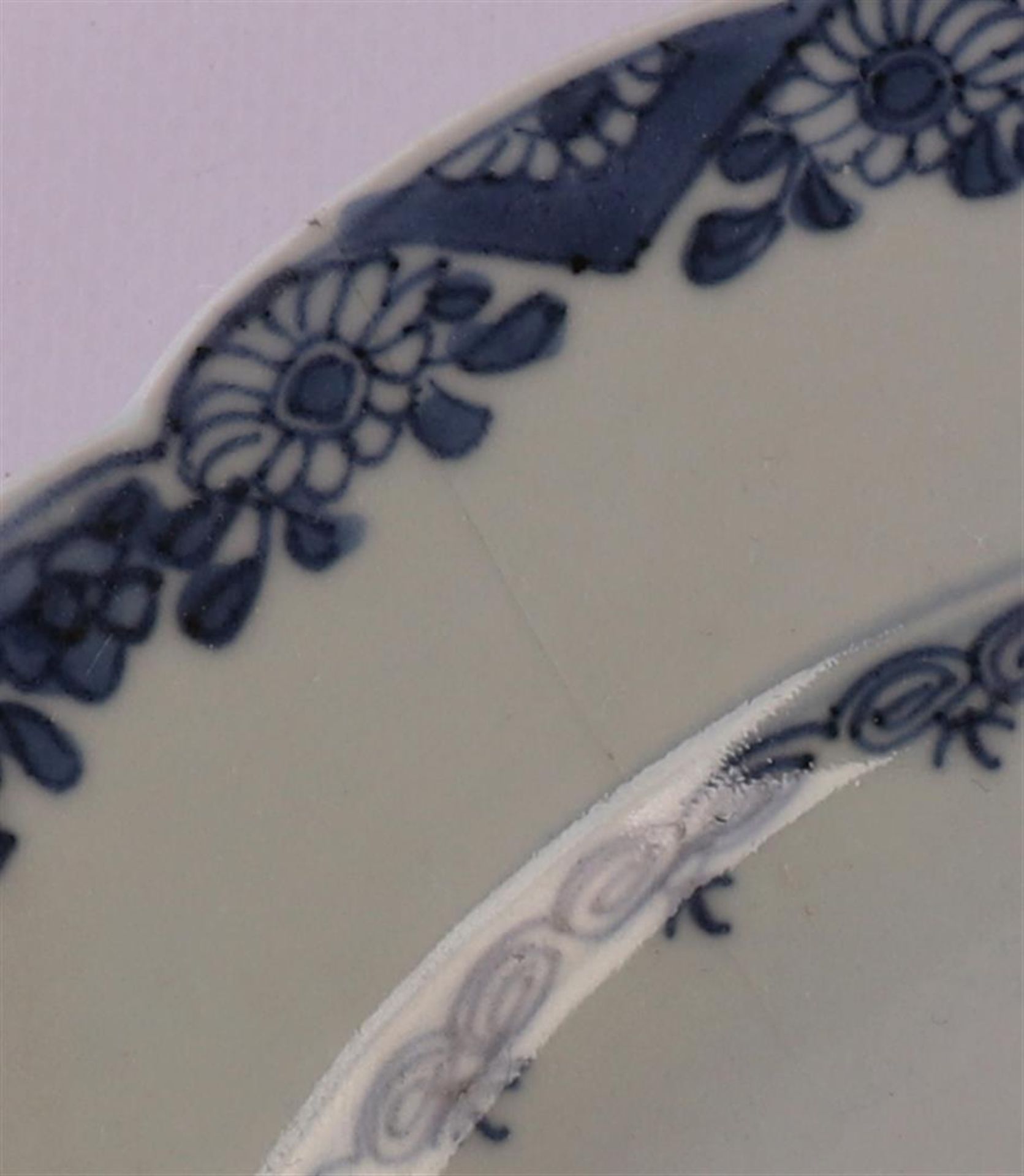 Four blue/white porcelain contoured plates, China, Qianlong (1736-1795). Blue underglaze floral - Image 11 of 12