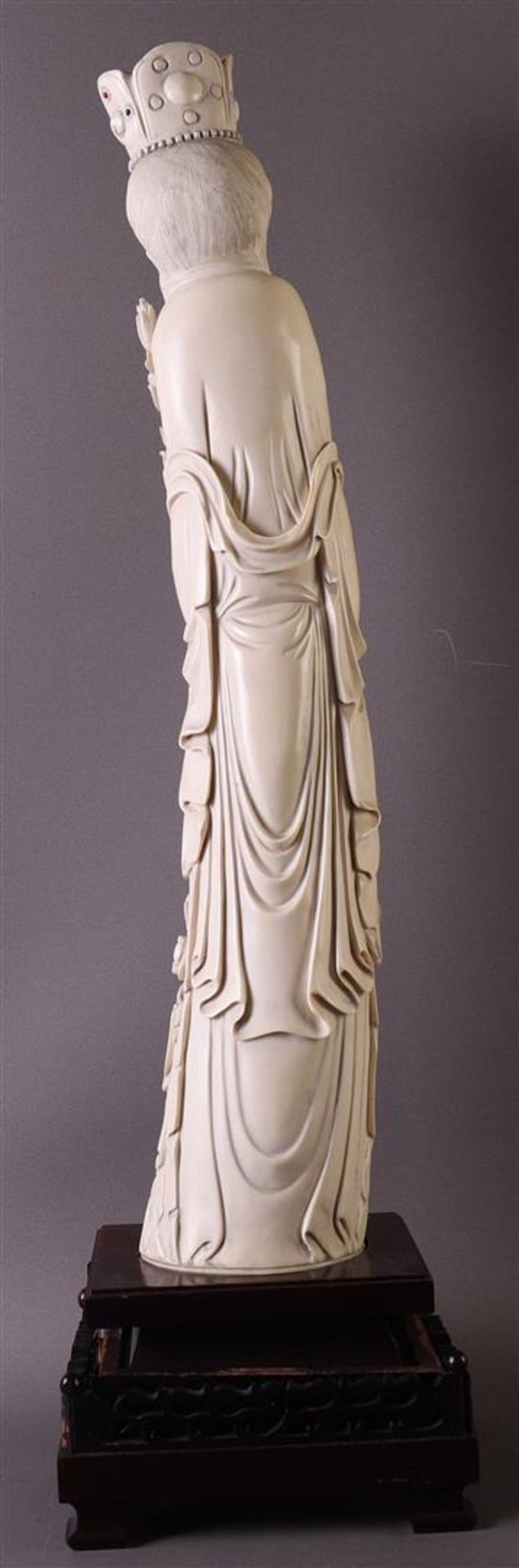 A carved ivory emperor and empress, China, Xuantong (1909-1911), h53 cm, 3227 grams, signed on the - Image 20 of 25