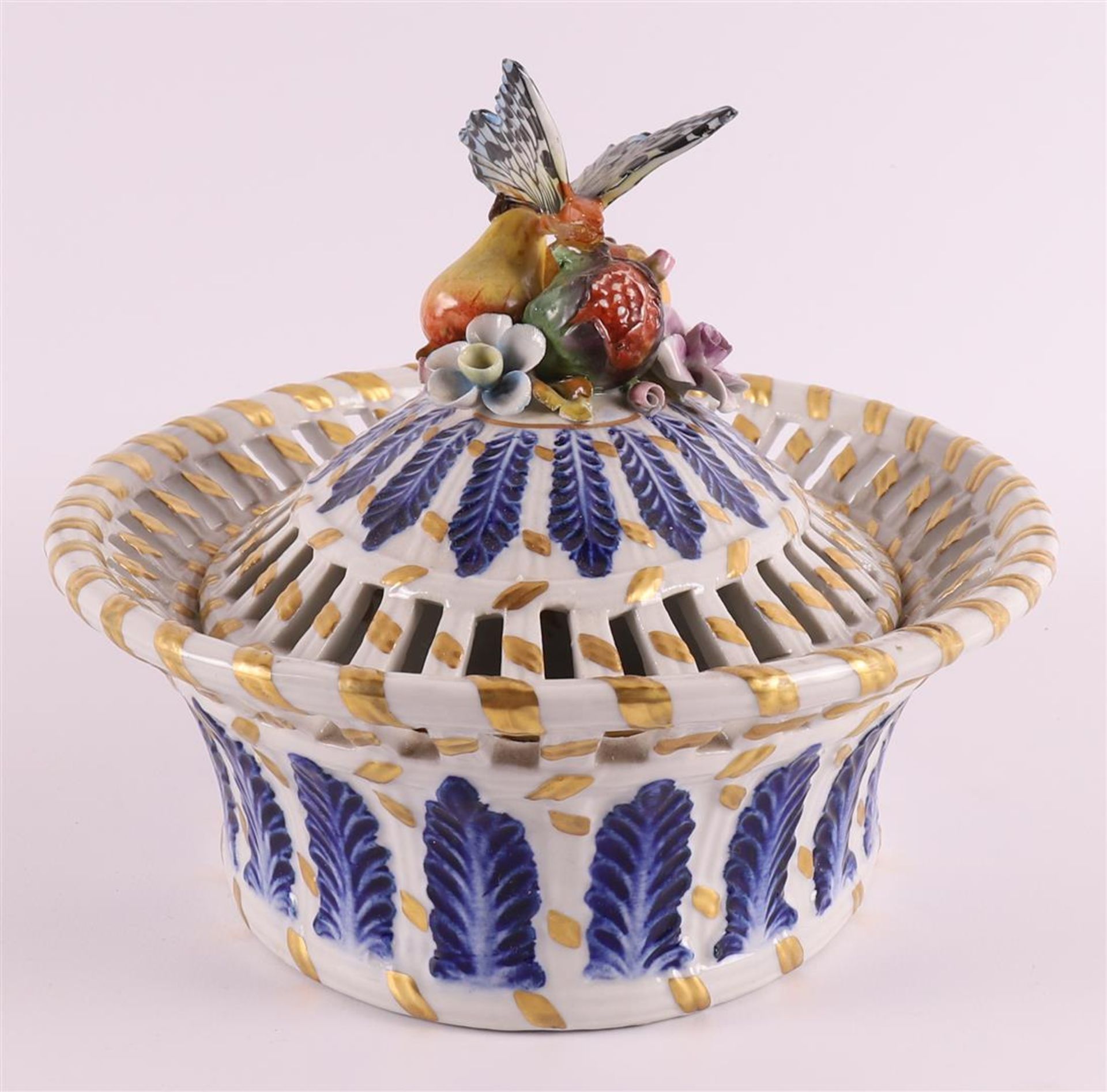An oval porcelain lidded basket with openwork edge, France, Sèvres, 20th century. Polychrome - Bild 4 aus 9