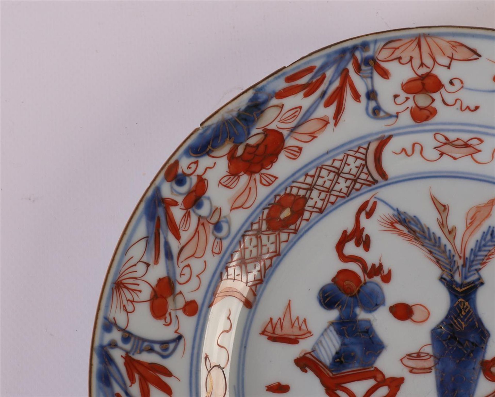A series of four porcelain Chinese Imari plates, China, Kangxi, around 1700. Blue/red, partly gold - Bild 11 aus 17