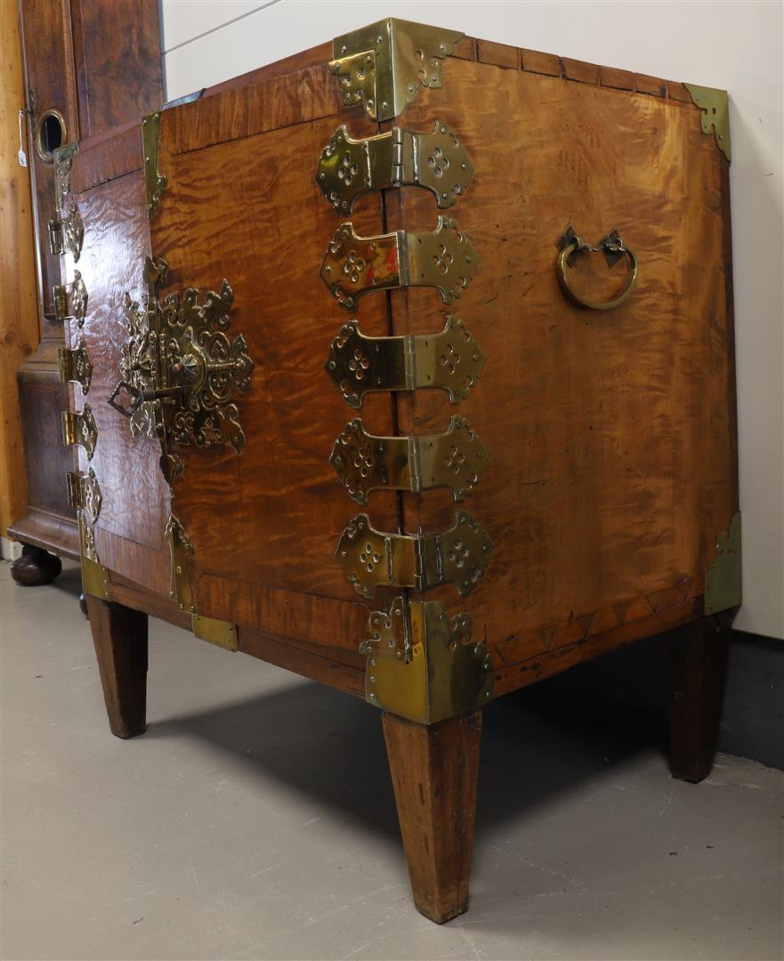 A two-door art cabinet, colonial 17th century. Walnut, two doors with brass fittings, behind them - Bild 3 aus 5