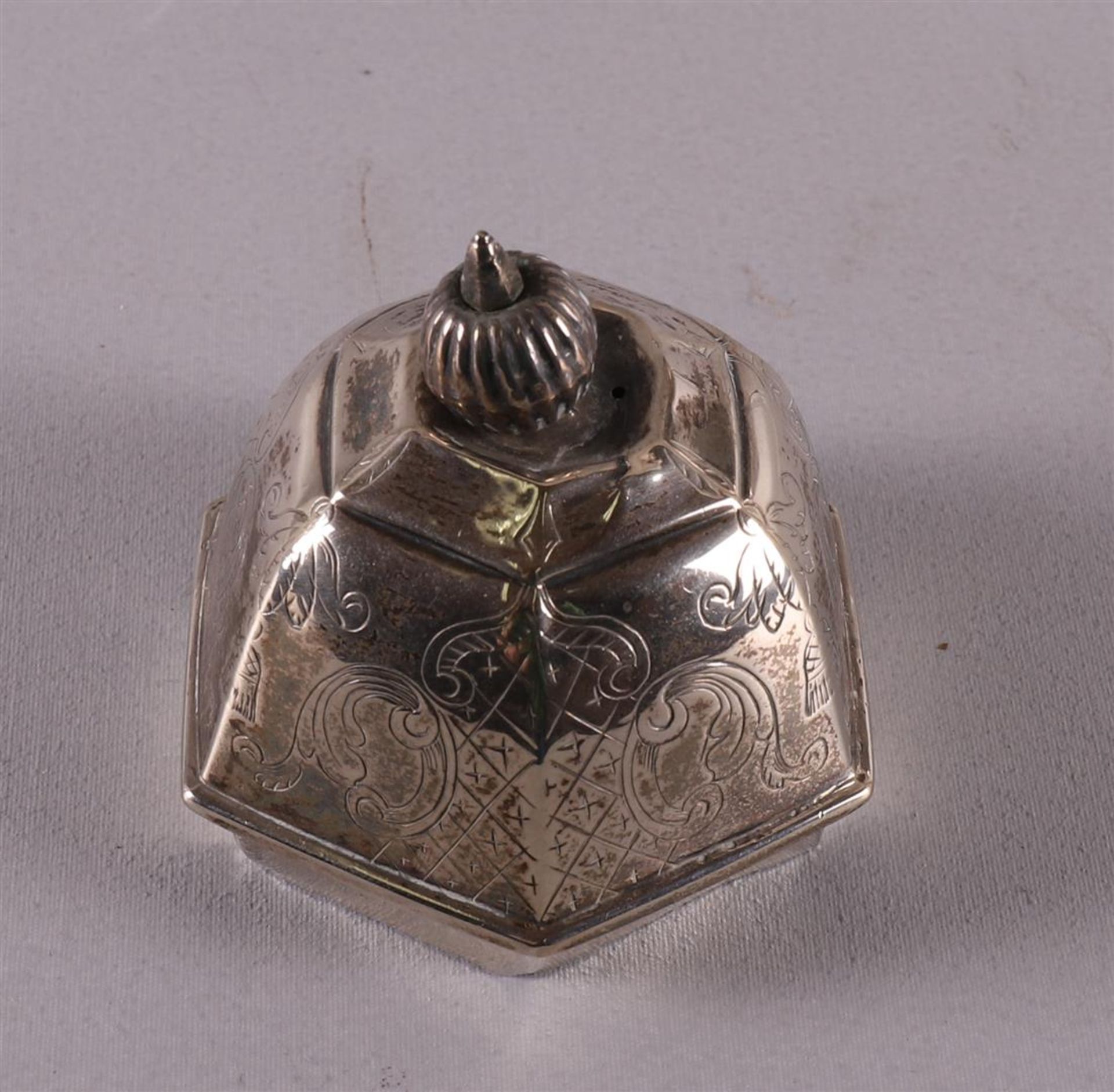 A 2nd grade 835/1000 silver faceted teapot with chiseled decor, Groningen, marked with maker's mark: - Image 5 of 7