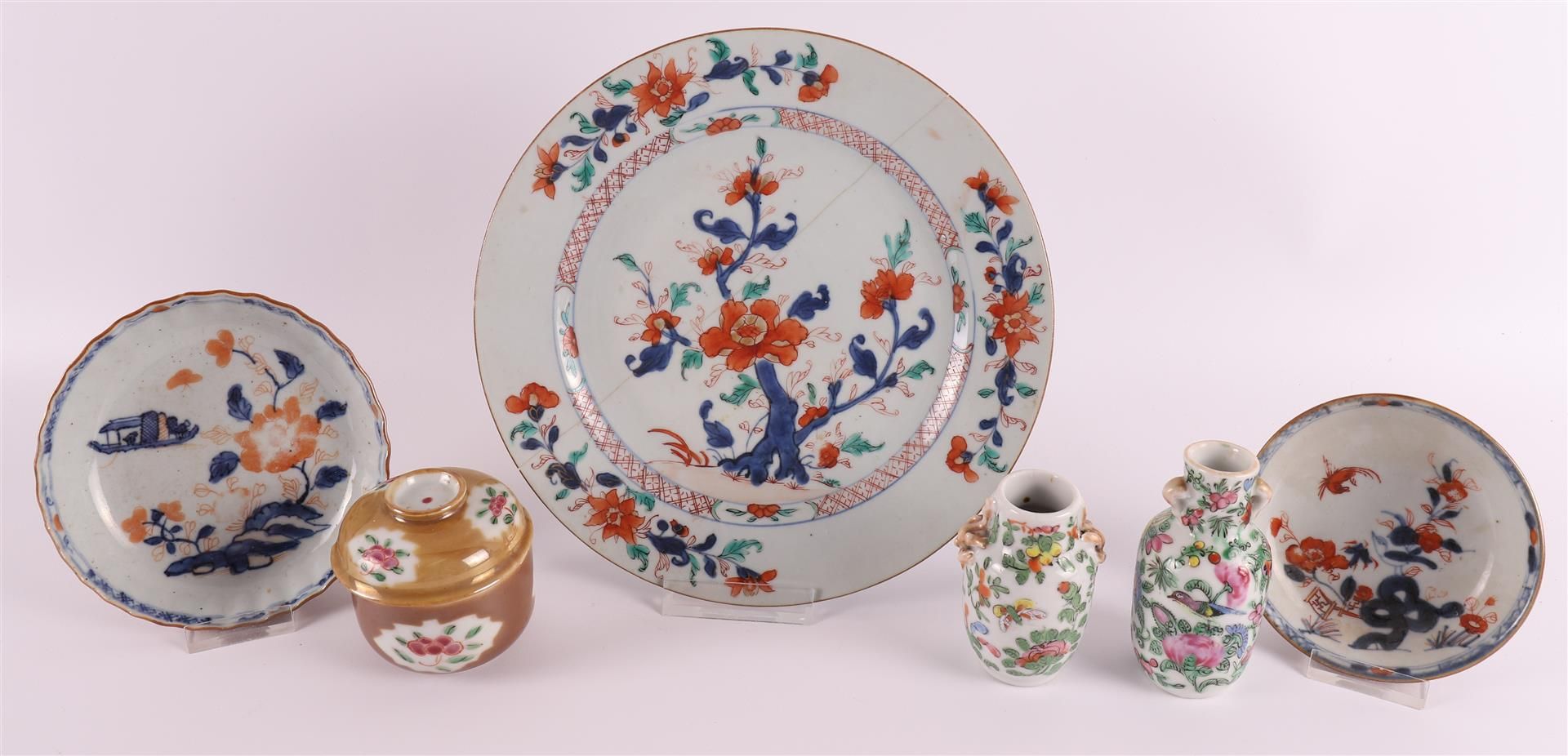 A lot of various Chinese porcelain, including Chinese Imari, China, 18th century, to. 7x. (Damages)