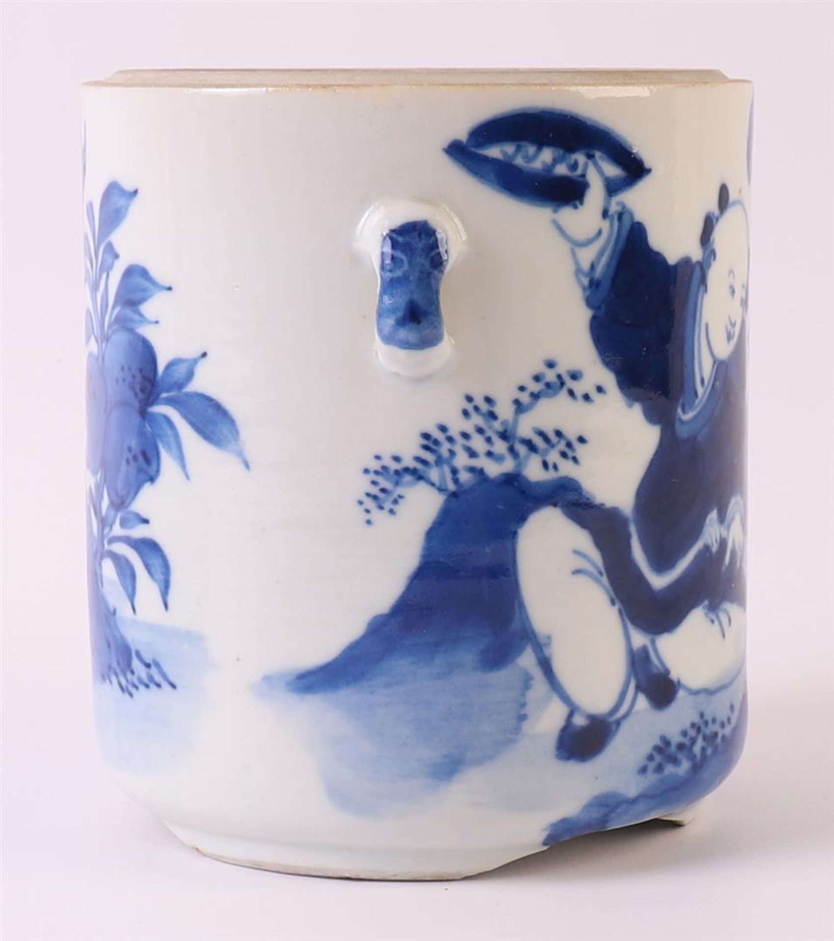 A blue/white porcelain cylindrical jar without lid, China, 19th century. Blue underglaze decor of - Bild 5 aus 7