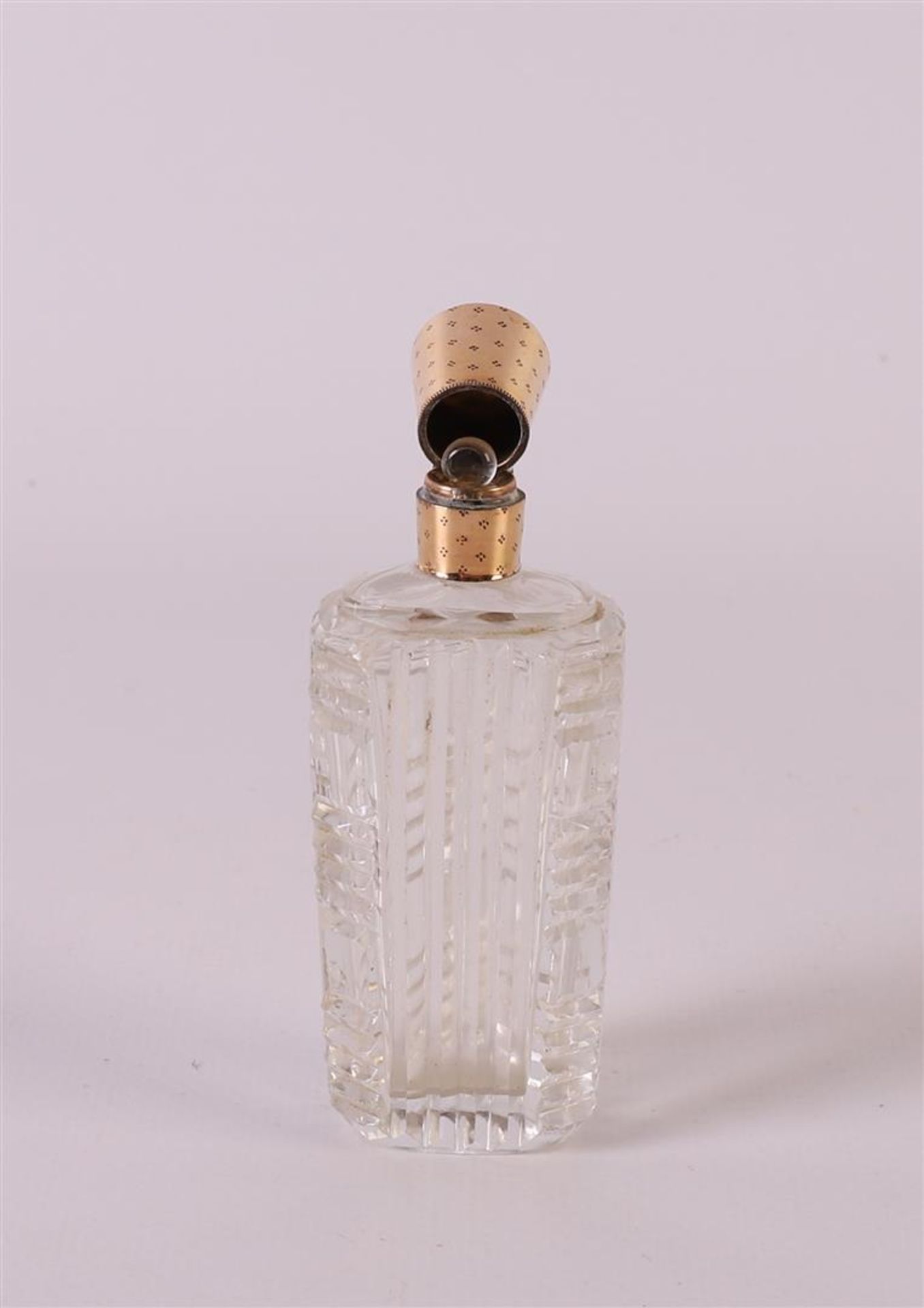 A clear glass odeur bottle with 14 kt 585/1000 gold lid and frame, including stopper, around 1900, h - Image 3 of 3