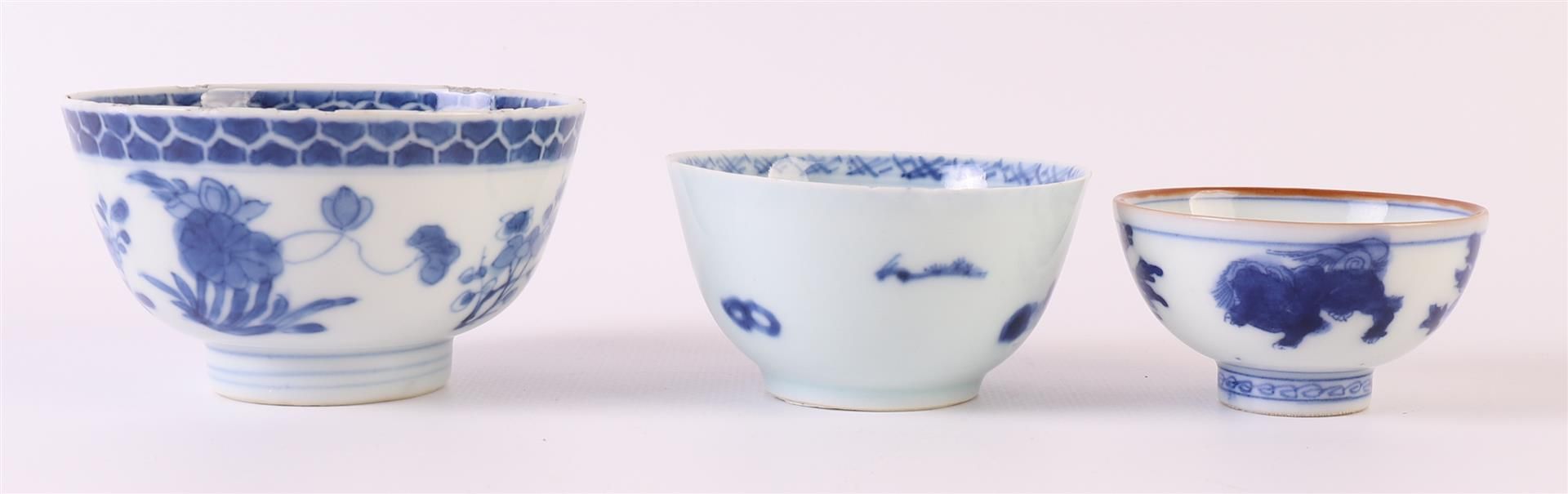 Two blue/white porcelain plates, China, Kangxi, around 1700. Blue underglaze floral decor, Ø 21 - Bild 13 aus 15