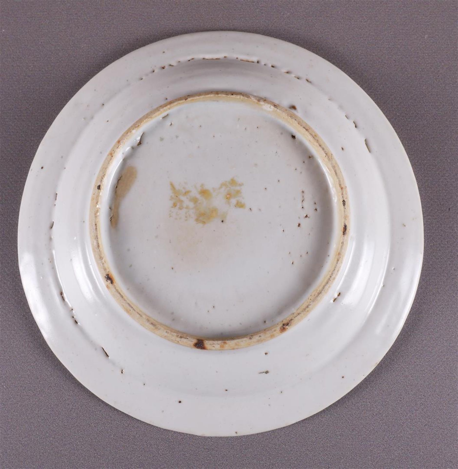 Three various white glazed contoured dishes, China, Song/Ming, Ø 18-19 cm, tot. 3x. - Image 7 of 8