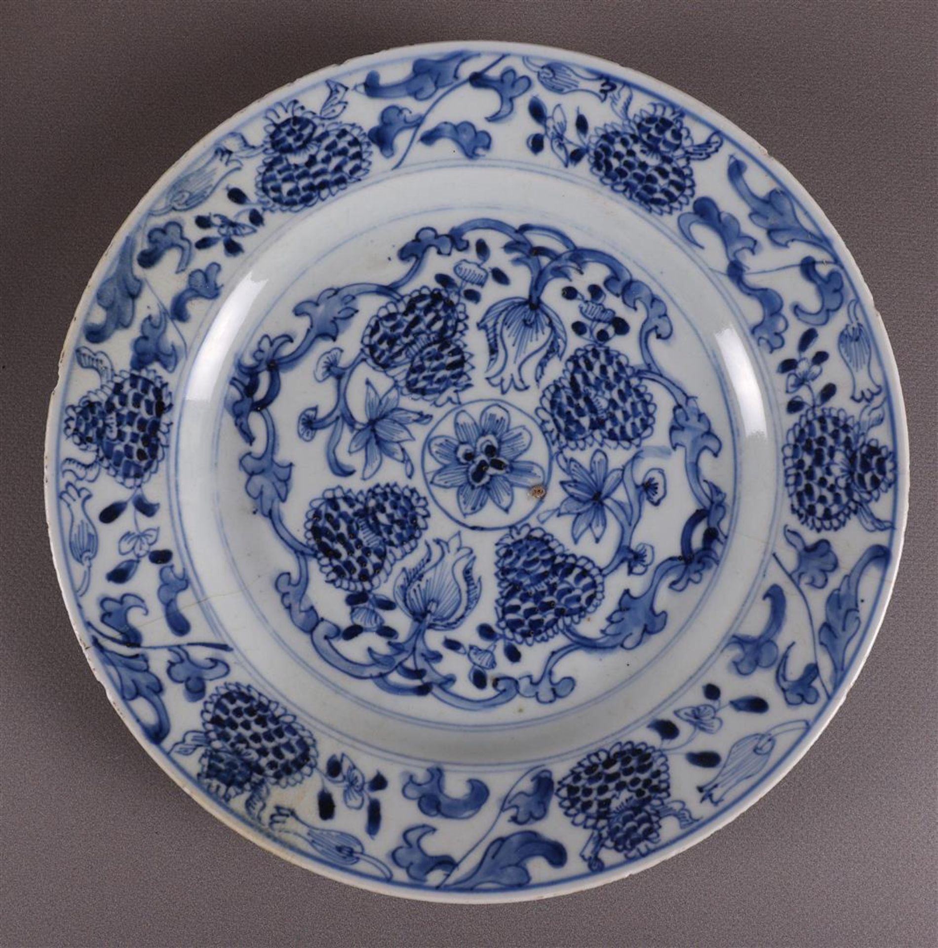 Two various blue/white porcelain plates, China, 18th century. Blue underglaze floral decoration on - Bild 6 aus 11