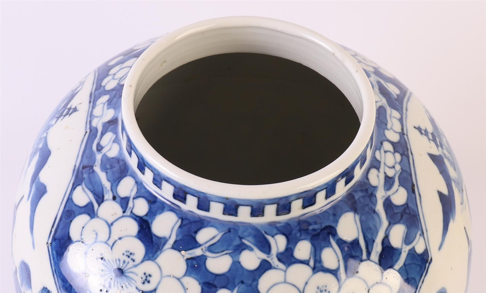 A blue/white porcelain ginger jar with lid, China, 19th century. Blue underglaze decor of a - Image 5 of 9