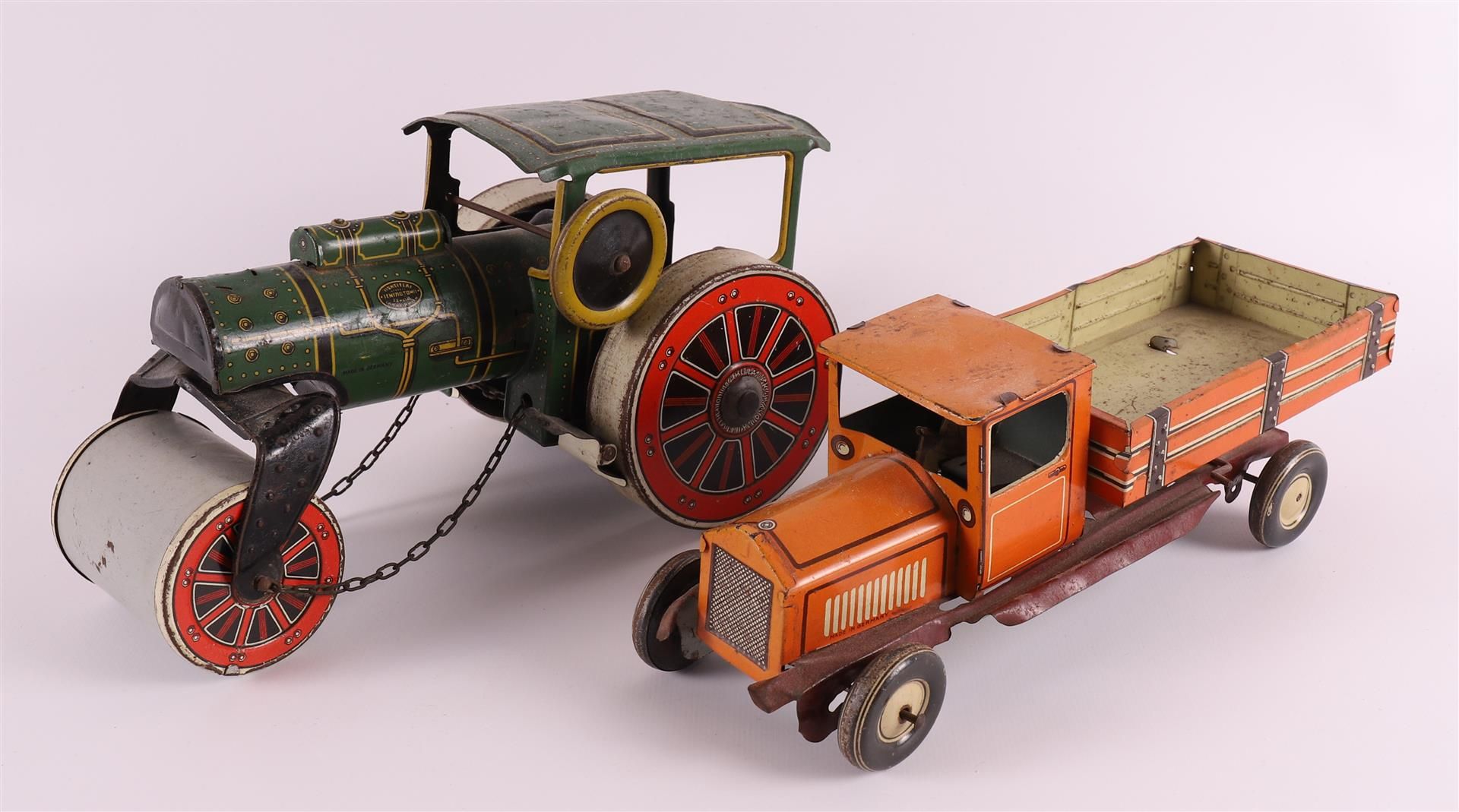 A tin steamroller, 1st half of the 20th century, h 13 x l 23 cm. Here's a truck, see you. 2x.