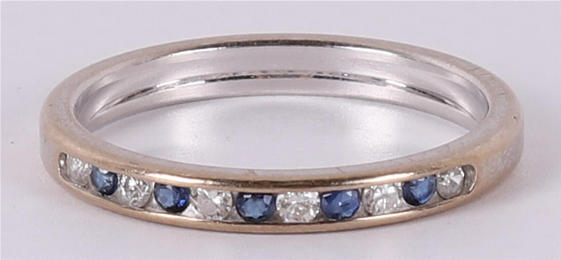 An 18 kt 750/1000 gold row ring with 5 facet cut blue sapphires and 6 brilliants. Ring size 18.25