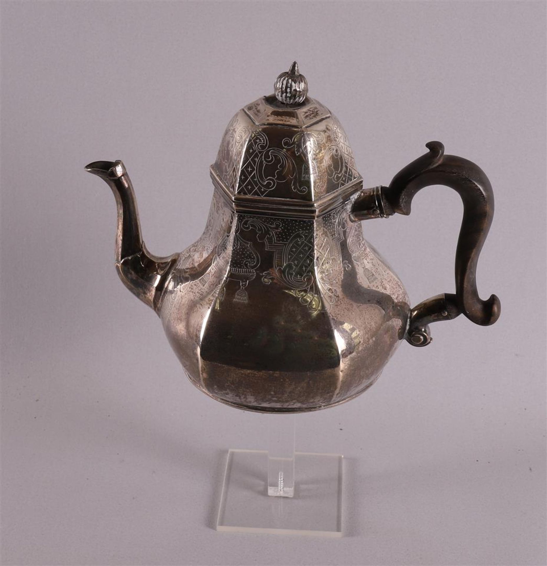 A 2nd grade 835/1000 silver faceted teapot with chiseled decor, Groningen, marked with maker's mark: - Image 3 of 7