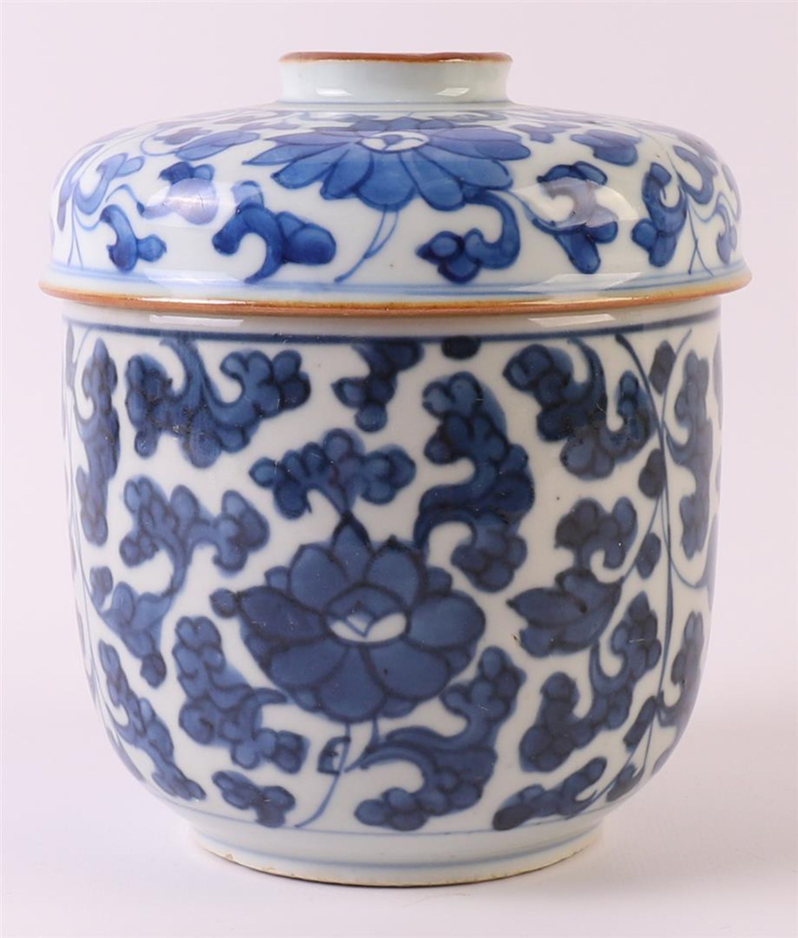 A blue/white porcelain lidded jar, China, Kangxi, around 1700. Blue underglaze floral decor, h 14. - Bild 2 aus 7