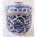 A blue/white porcelain lidded jar, China, Kangxi, around 1700. Blue underglaze floral decor, h 14.