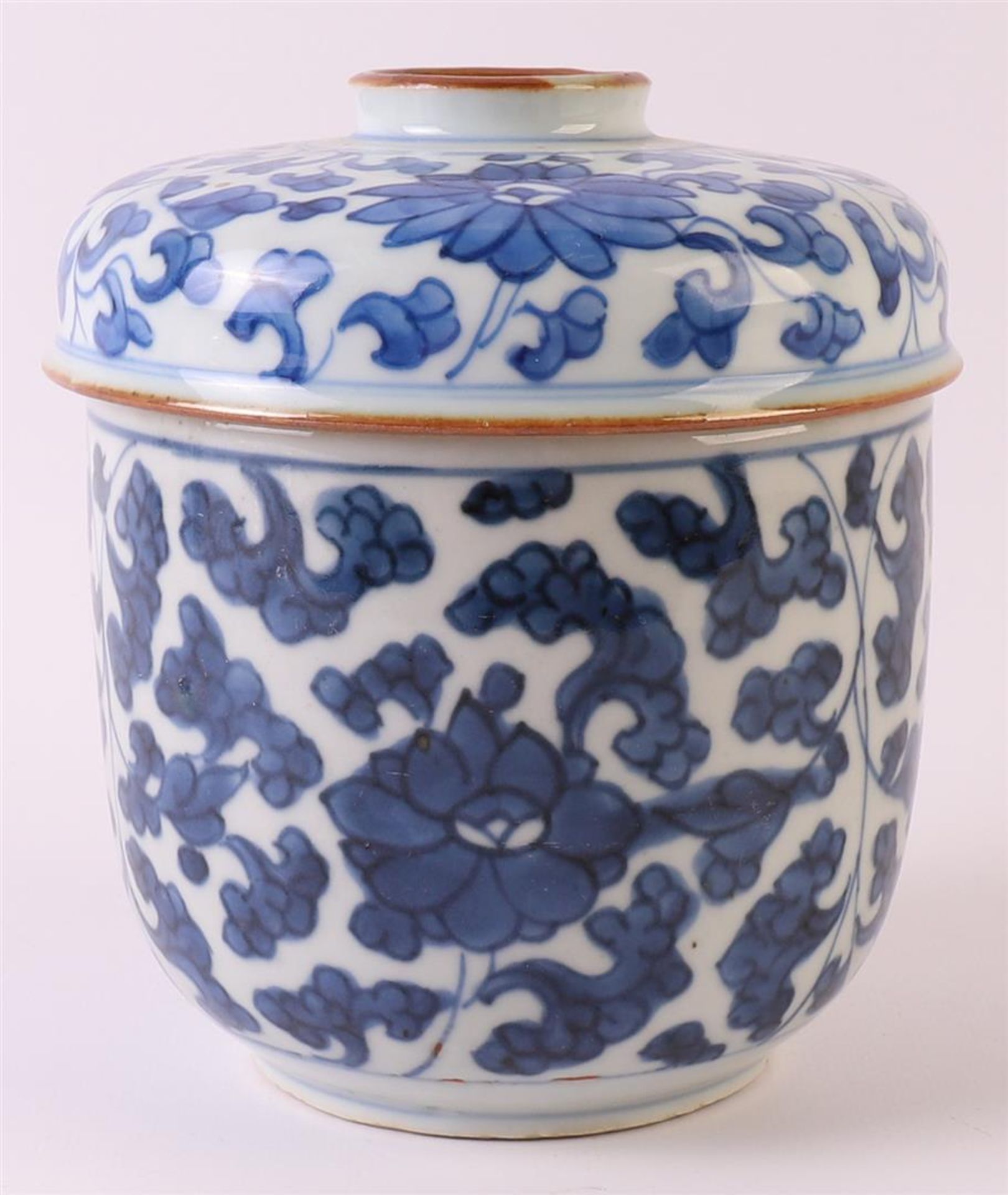 A blue/white porcelain lidded jar, China, Kangxi, around 1700. Blue underglaze floral decor, h 14.