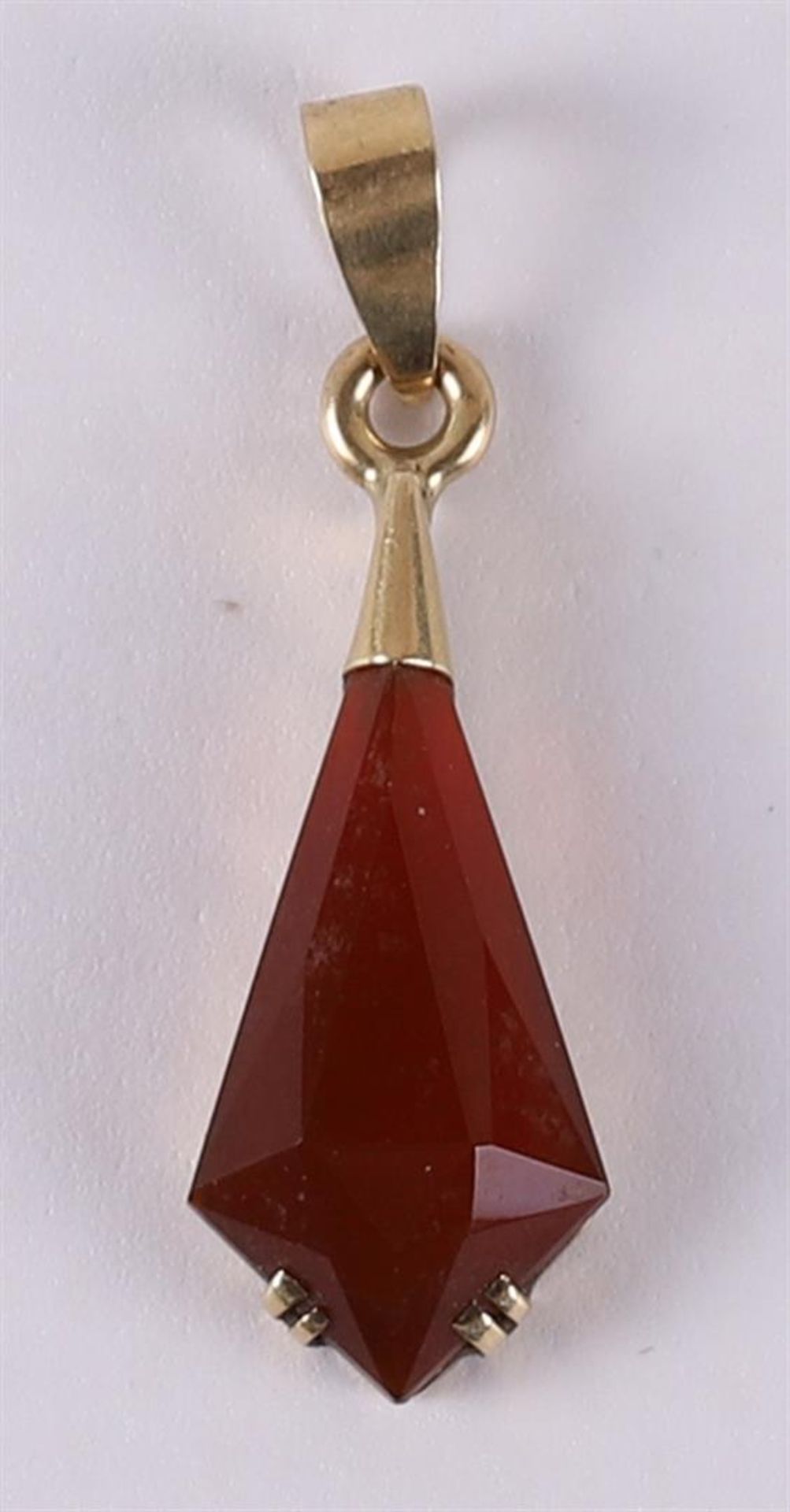 A 14 kt 585/1000 gold Art Deco pendant with a facet cut carnelian.