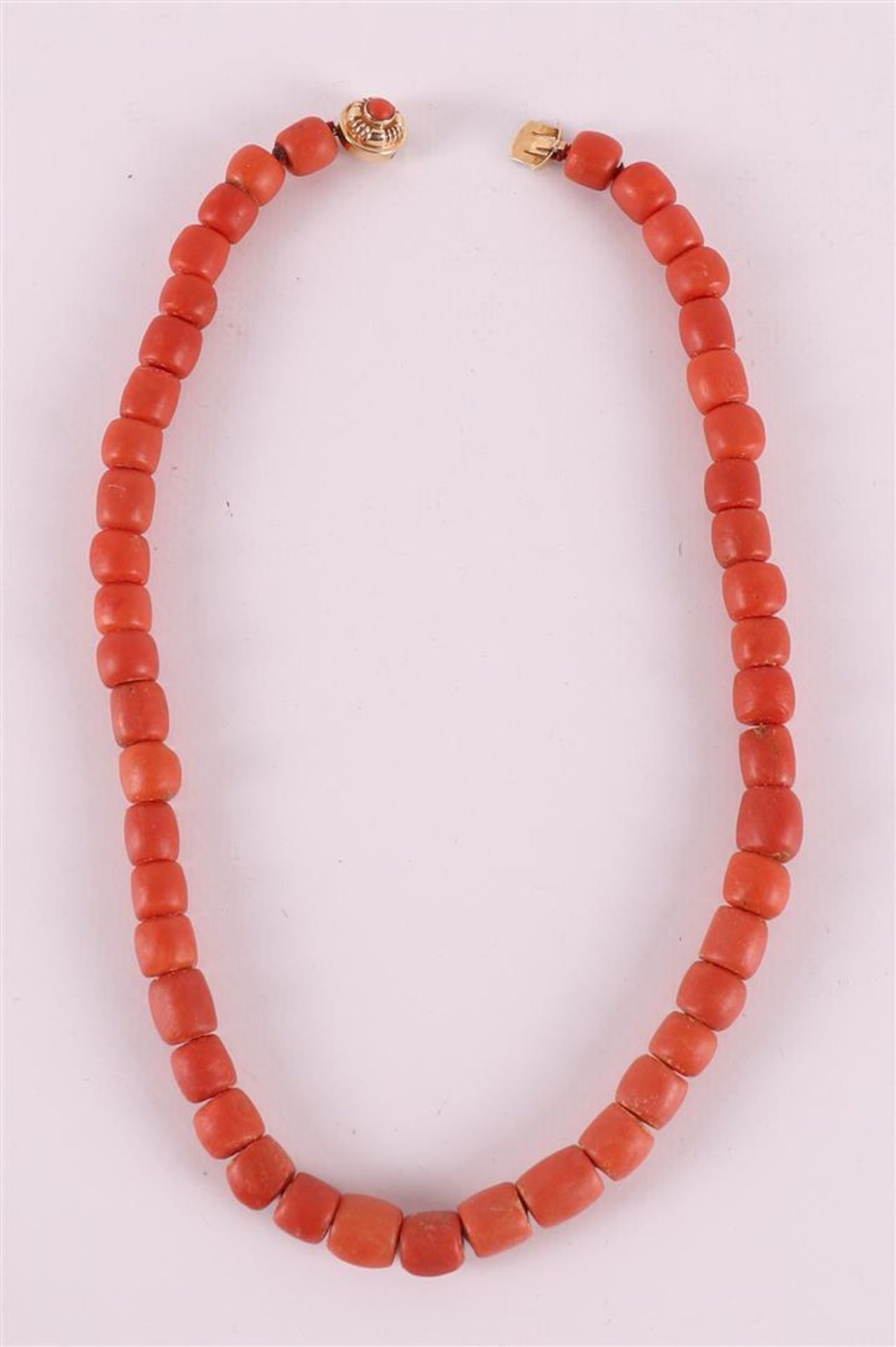 A single-row necklace of cheese-shaped red coral, late 19th century. On 14 kt 585/1000 yellow gold - Image 2 of 2