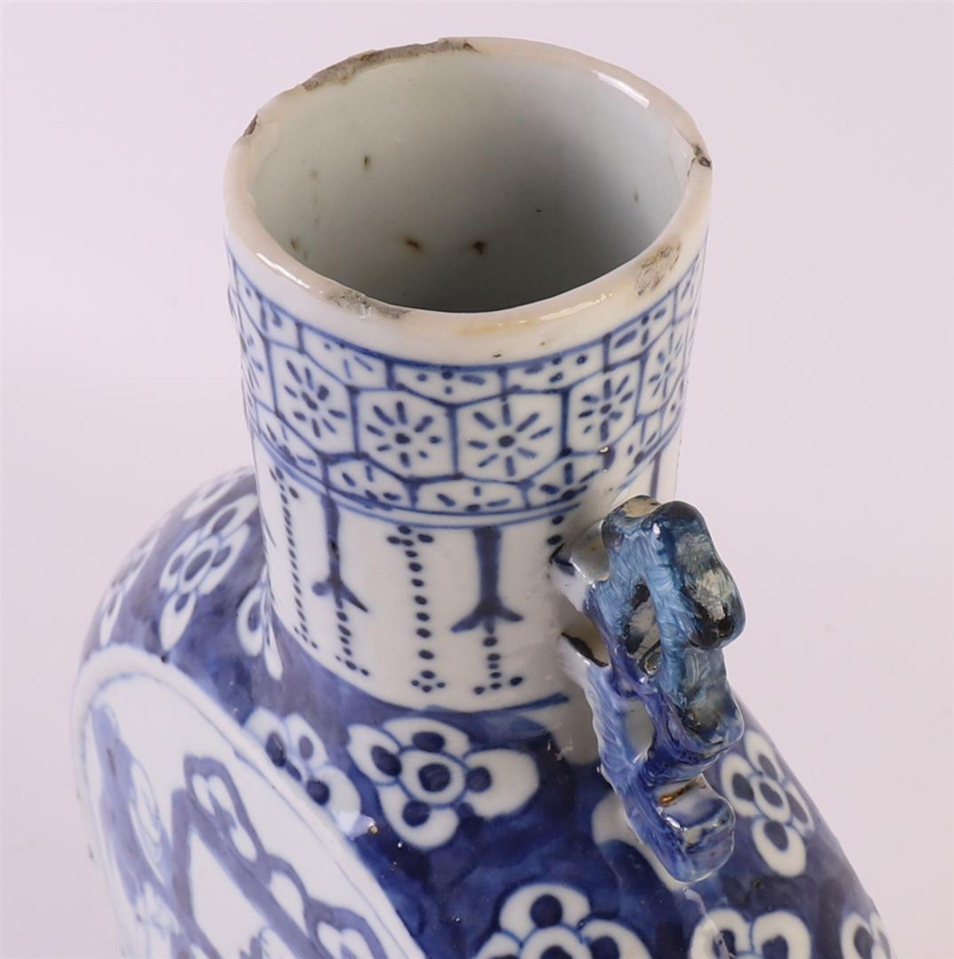 A blue/white porcelain moon bottle with handles, China, around 1800. Blue underglaze decor of five - Bild 8 aus 9