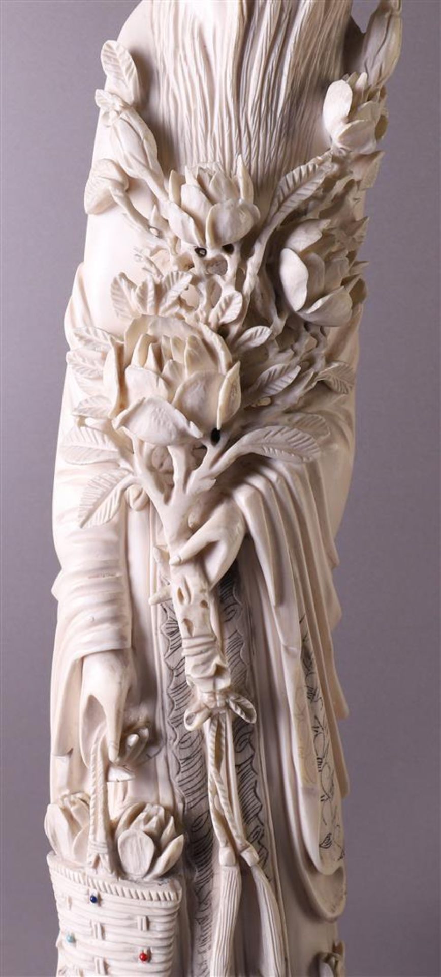A carved ivory emperor and empress, China, Xuantong (1909-1911), h53 cm, 3227 grams, signed on the - Bild 6 aus 25