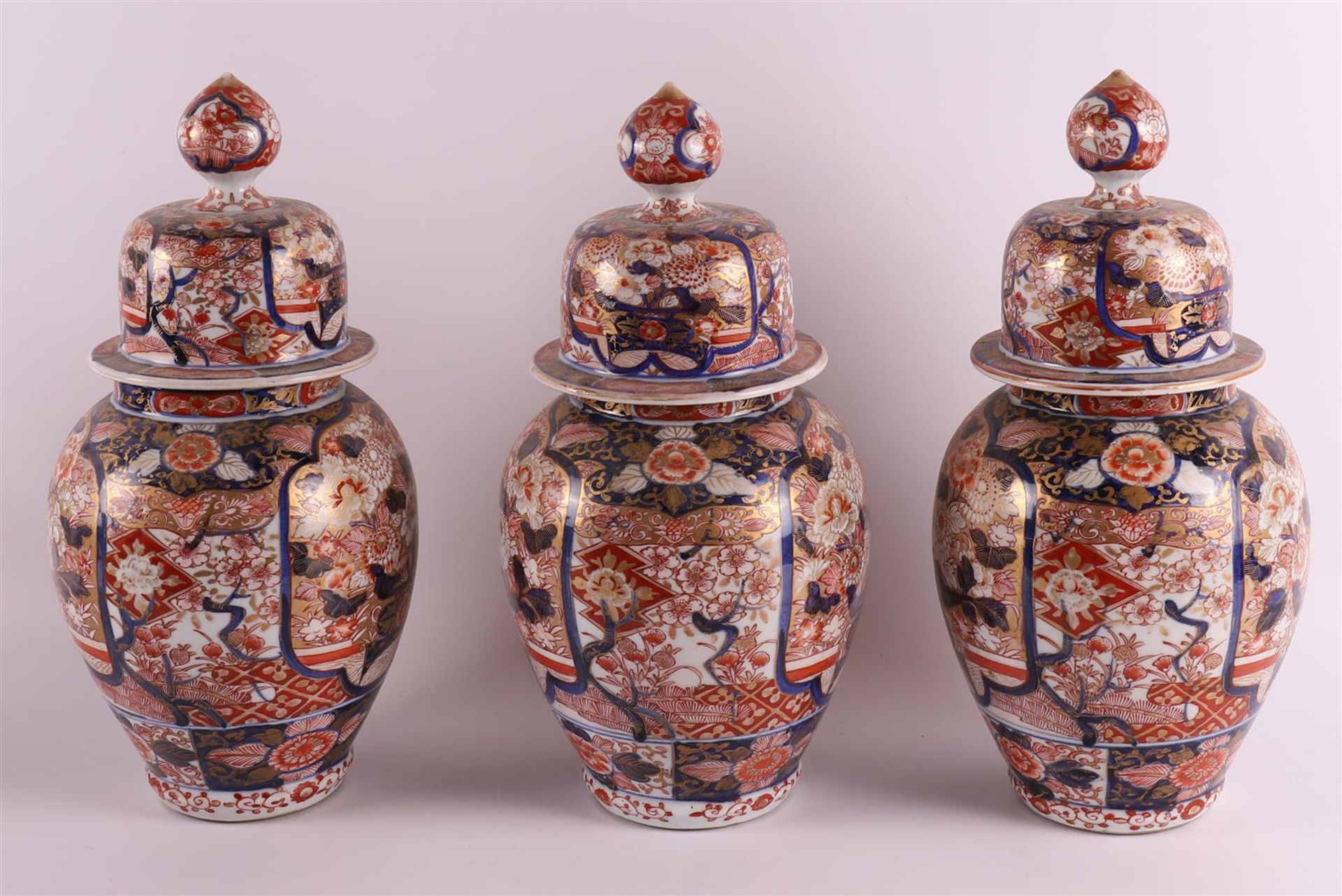 A five-piece porcelain Imari cabinet set, consisting of: three lidded vases and two vases with - Image 6 of 17
