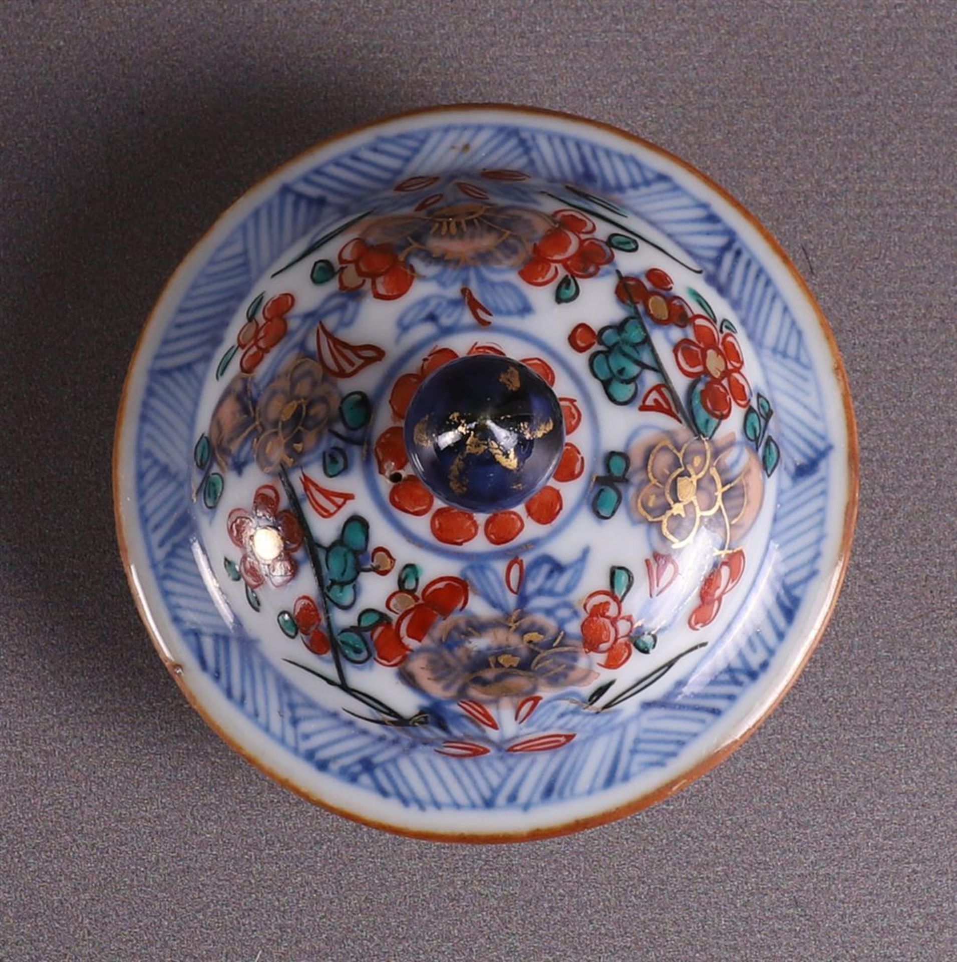A spherical porcelain Amsterdam variegated teapot, China, 18th century. Polychrome decoration of a - Bild 9 aus 13
