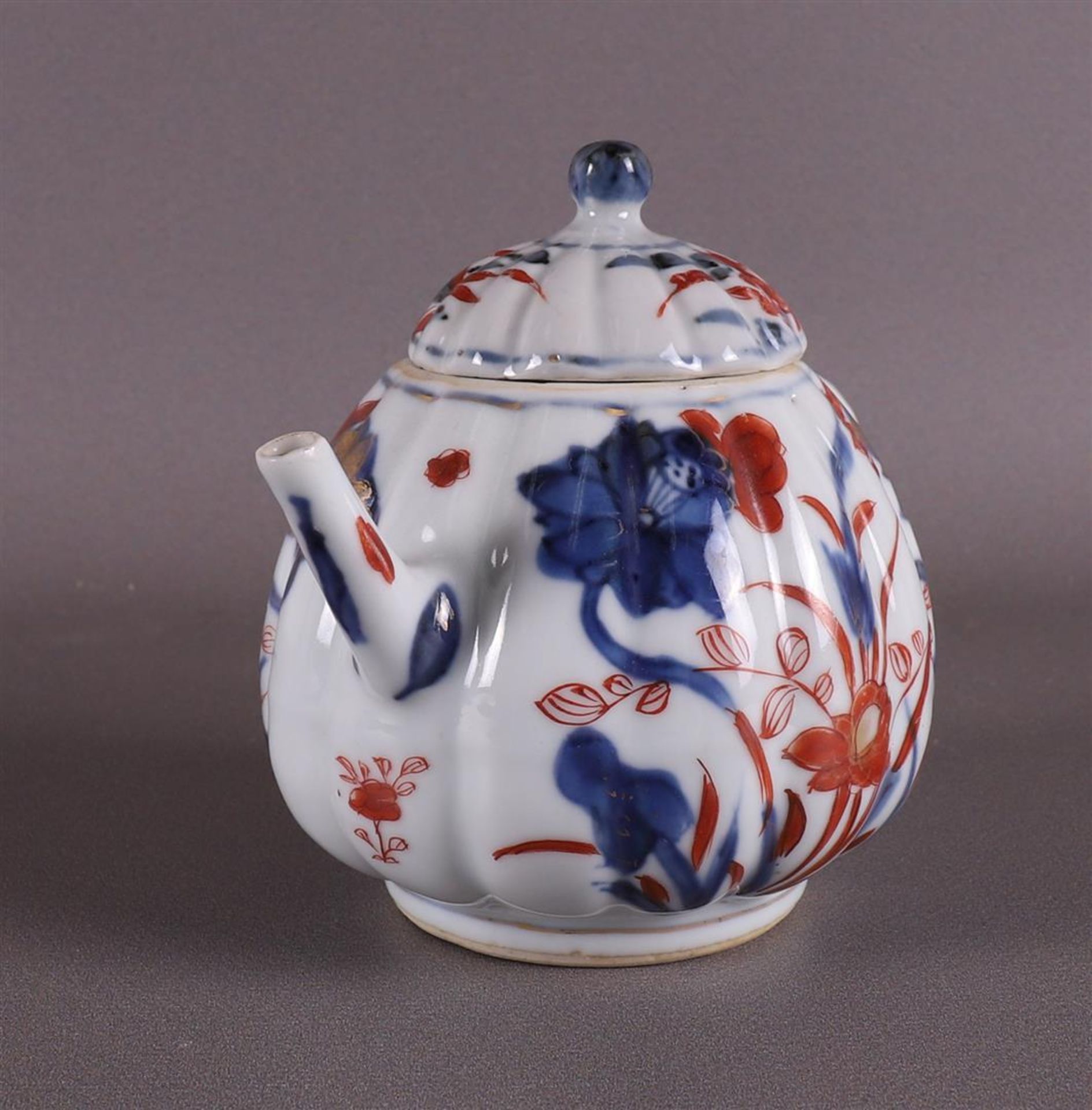 A pumpkin-shaped convex porcelain teapot, China, Qianlong, 18th century. Polychrome floral decor, - Bild 4 aus 12