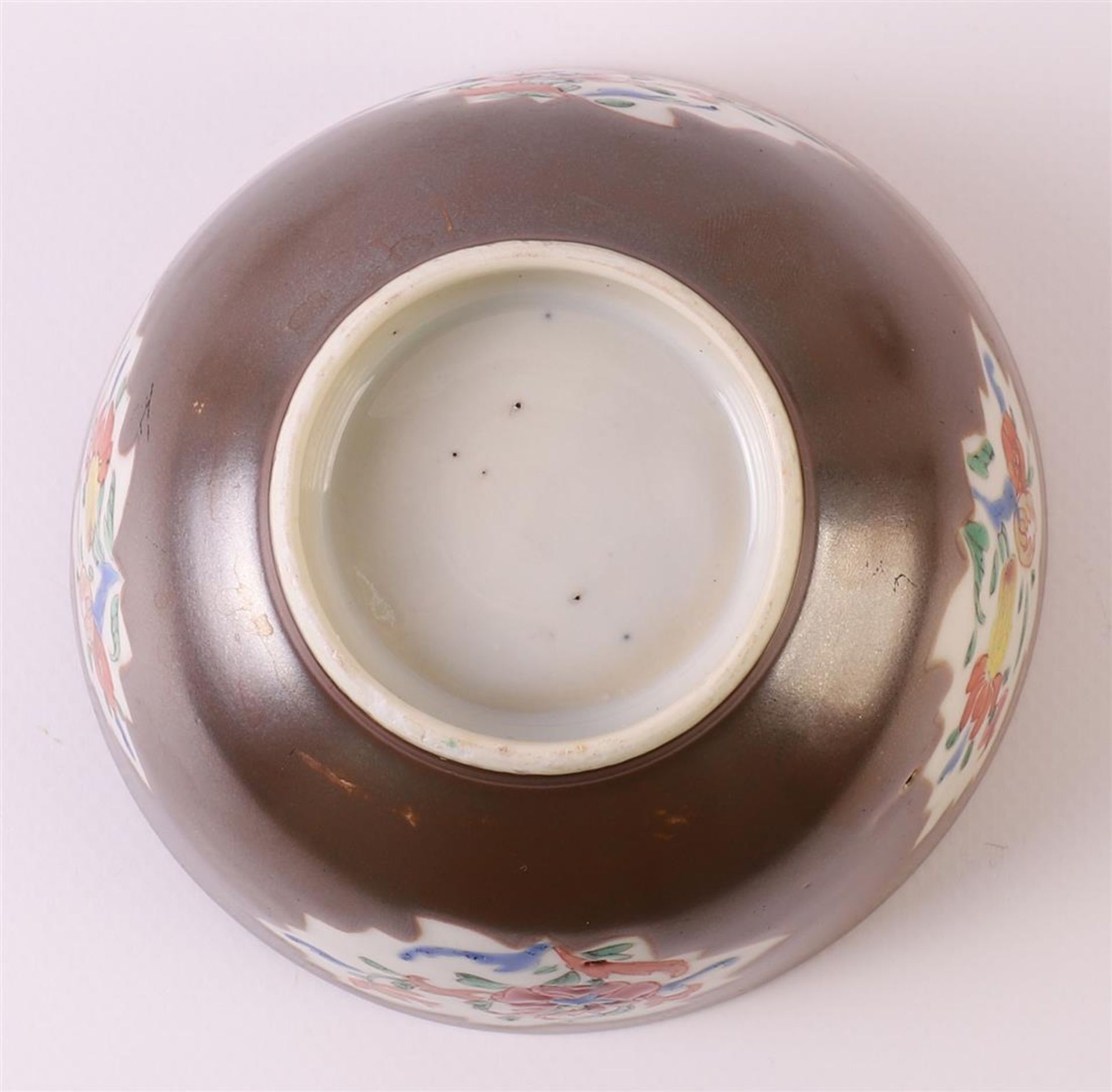 A porcelain famille rose lidded jar on capucine ground, so-called Batavia ware, China, Qianlong, - Bild 6 aus 11