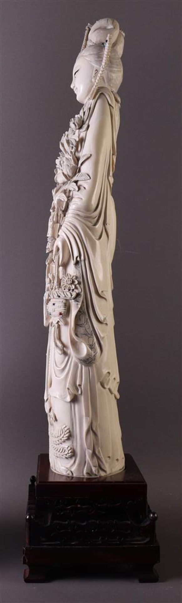A carved ivory emperor and empress, China, Xuantong (1909-1911), h53 cm, 3227 grams, signed on the - Bild 8 aus 25