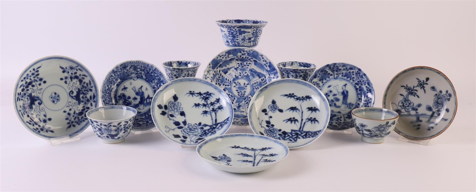A lot of blue/white porcelain cups and saucers, China, Kangxi/Qianlong, 18th century, to. 13x. - Image 2 of 23