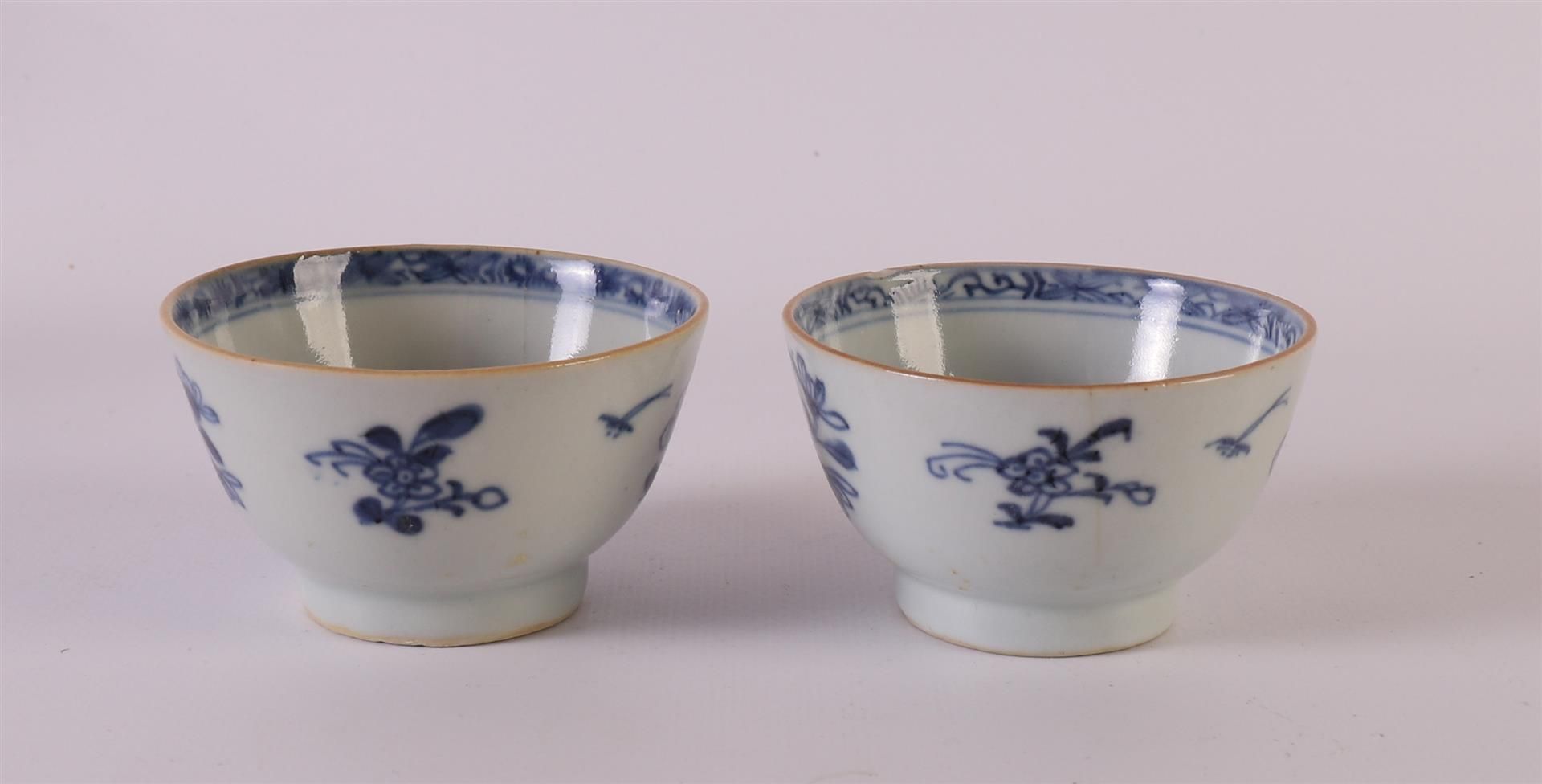 Four blue/white porcelain bowls, China, Kangxi, around 1700. Blue underglaze floral decor, marked - Bild 10 aus 14
